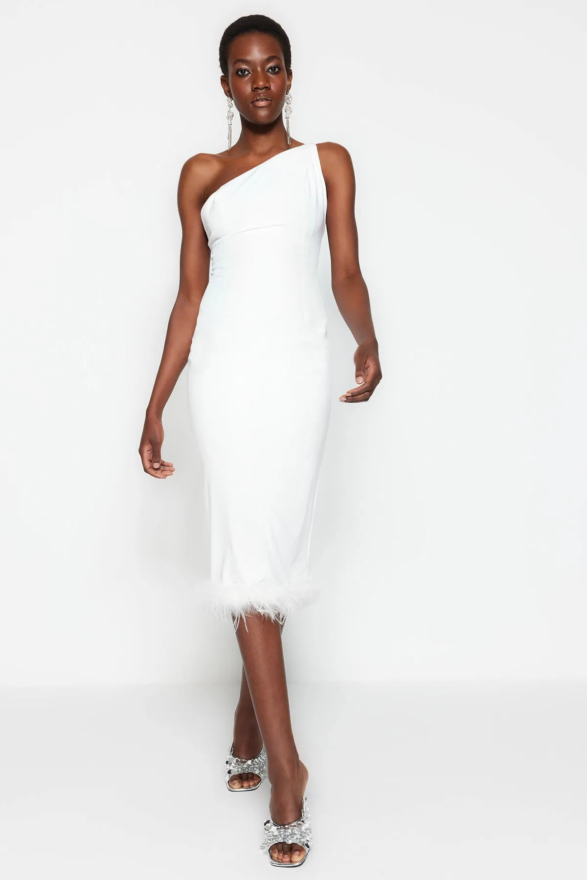 Trendyol Collection  Ecru, figurbetontes, gewebtes Otriche-Brautabendkleid TPRSS23EL00254