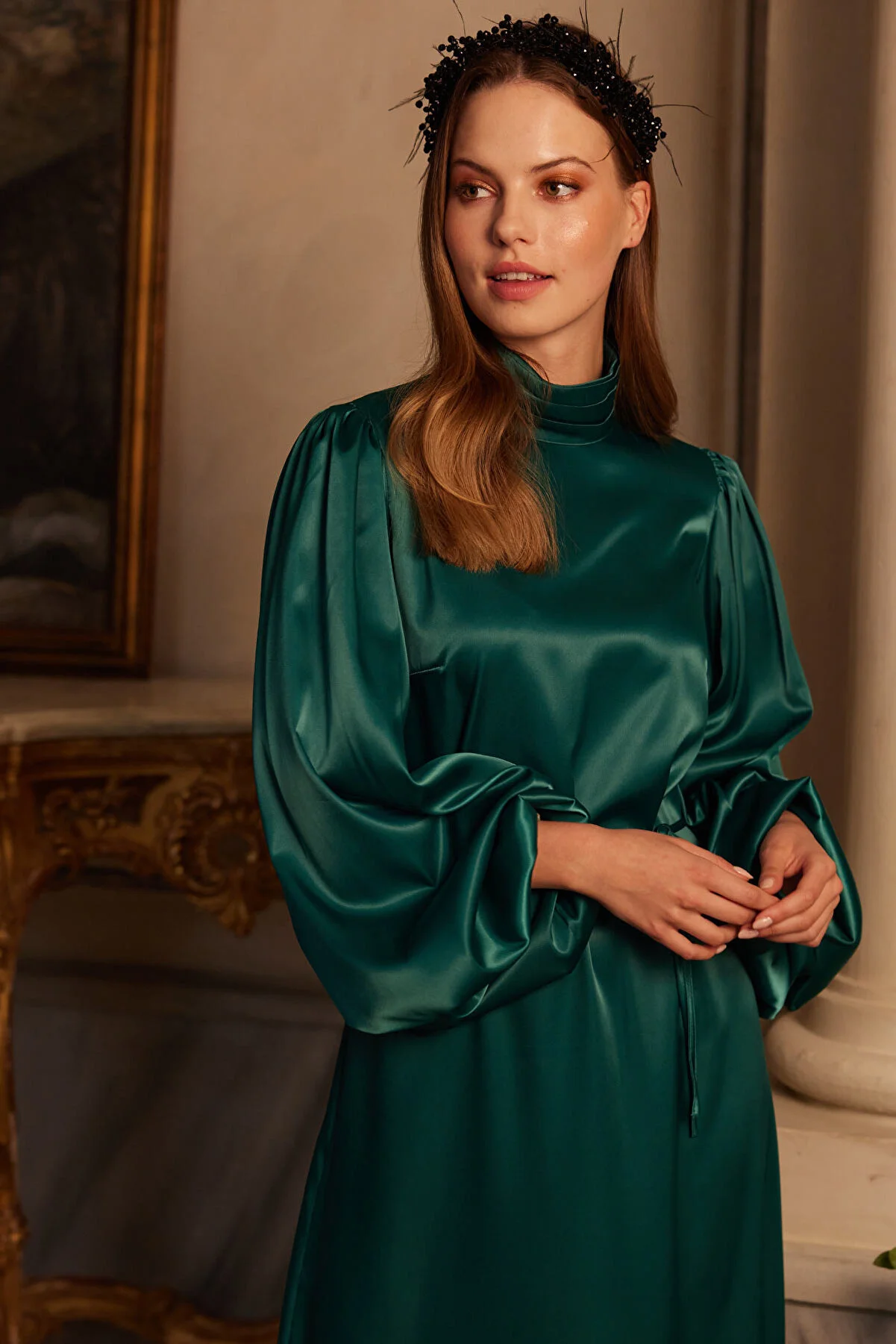 Manuka  Abendkleid aus Satin mit Ballonärmeln Smaragdgrün