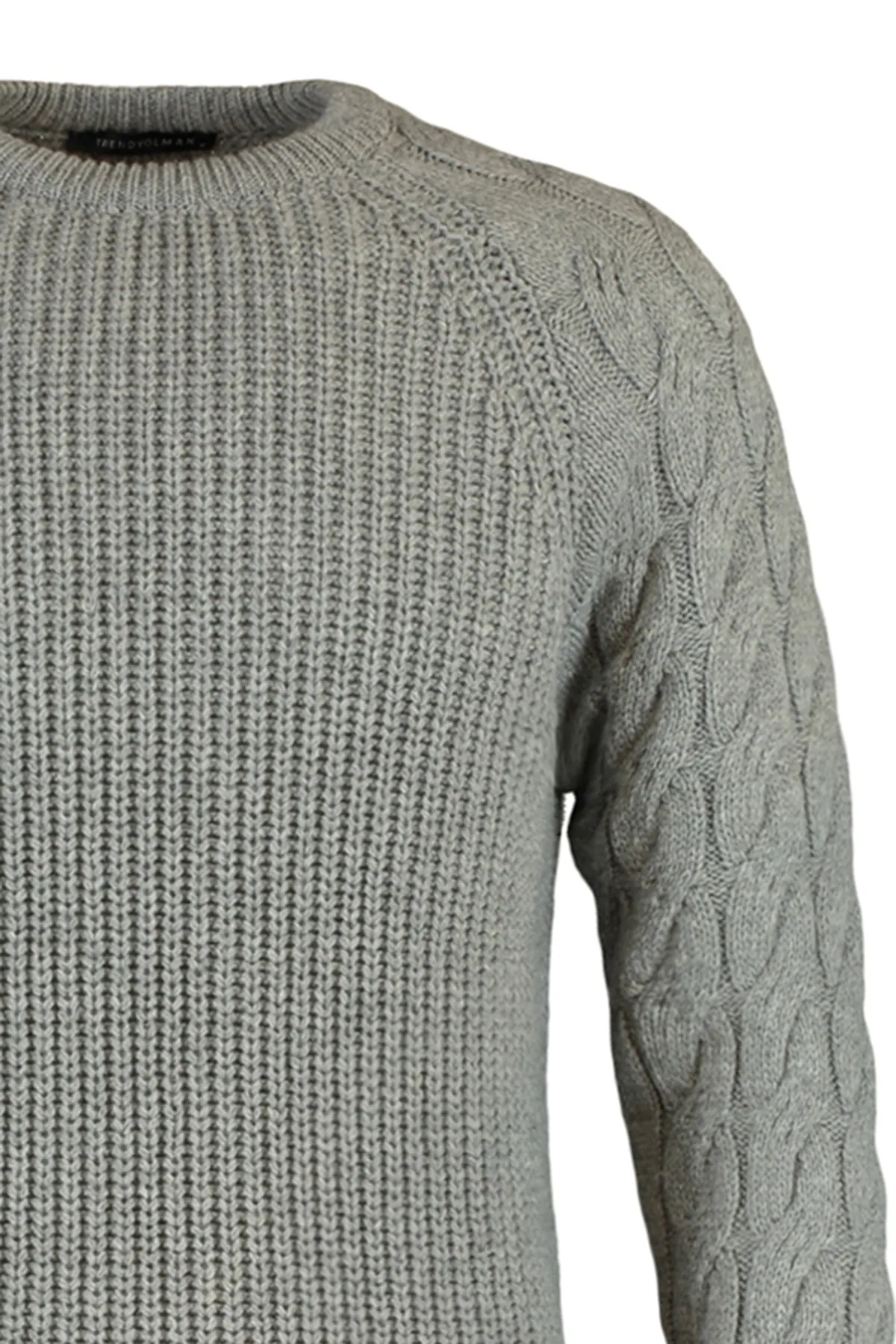 Trendyol Collection  Grauer Strickpullover mit Rundhalsausschnitt, normaler Passform und detailliertem Haarzopfmuster TMNAW22KZ2059