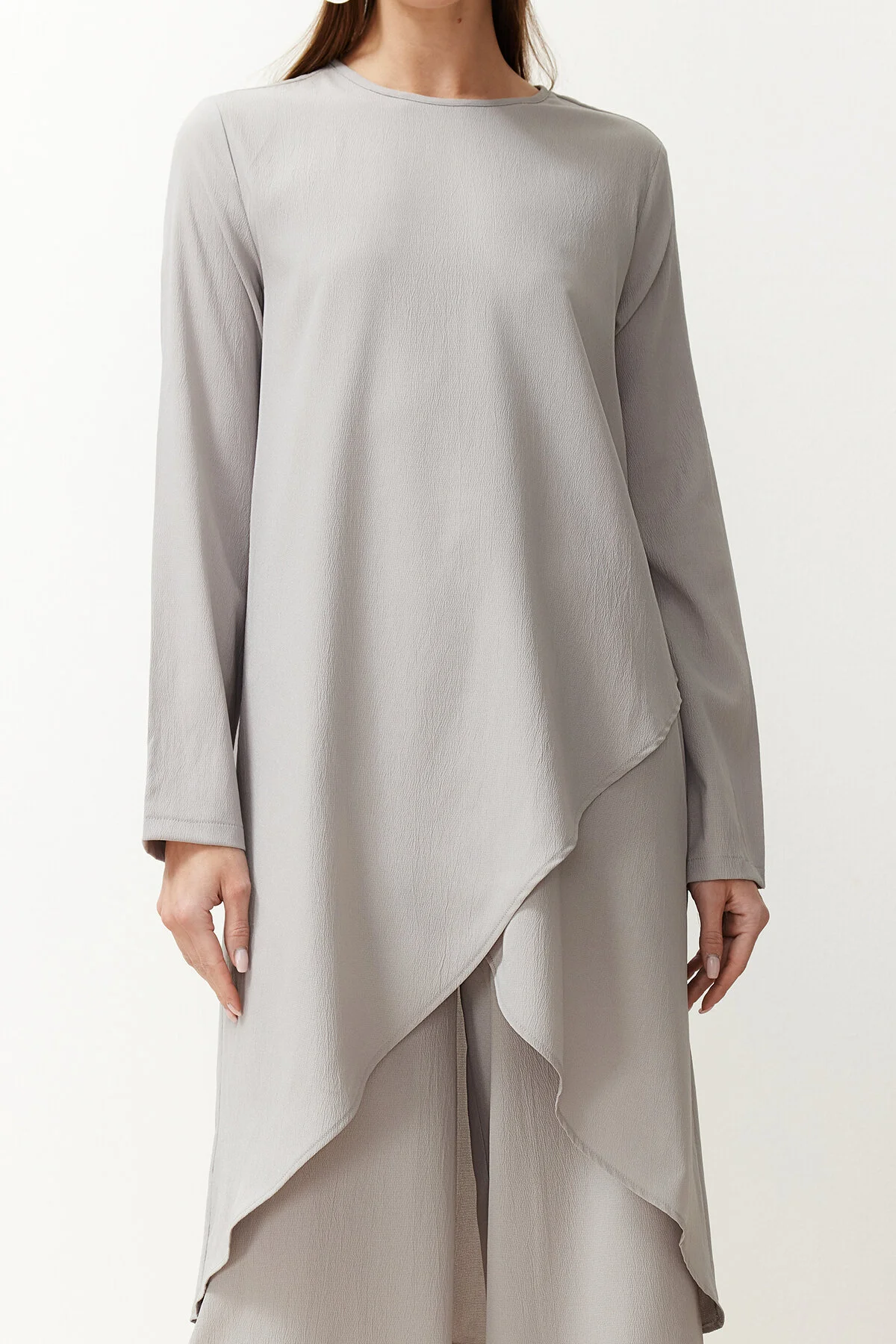 Trendyol Modest  Graues asymmetrisches gewebtes Tunika-Hosen-Oberteil- und Unterteil-Set TCTSS24US00074