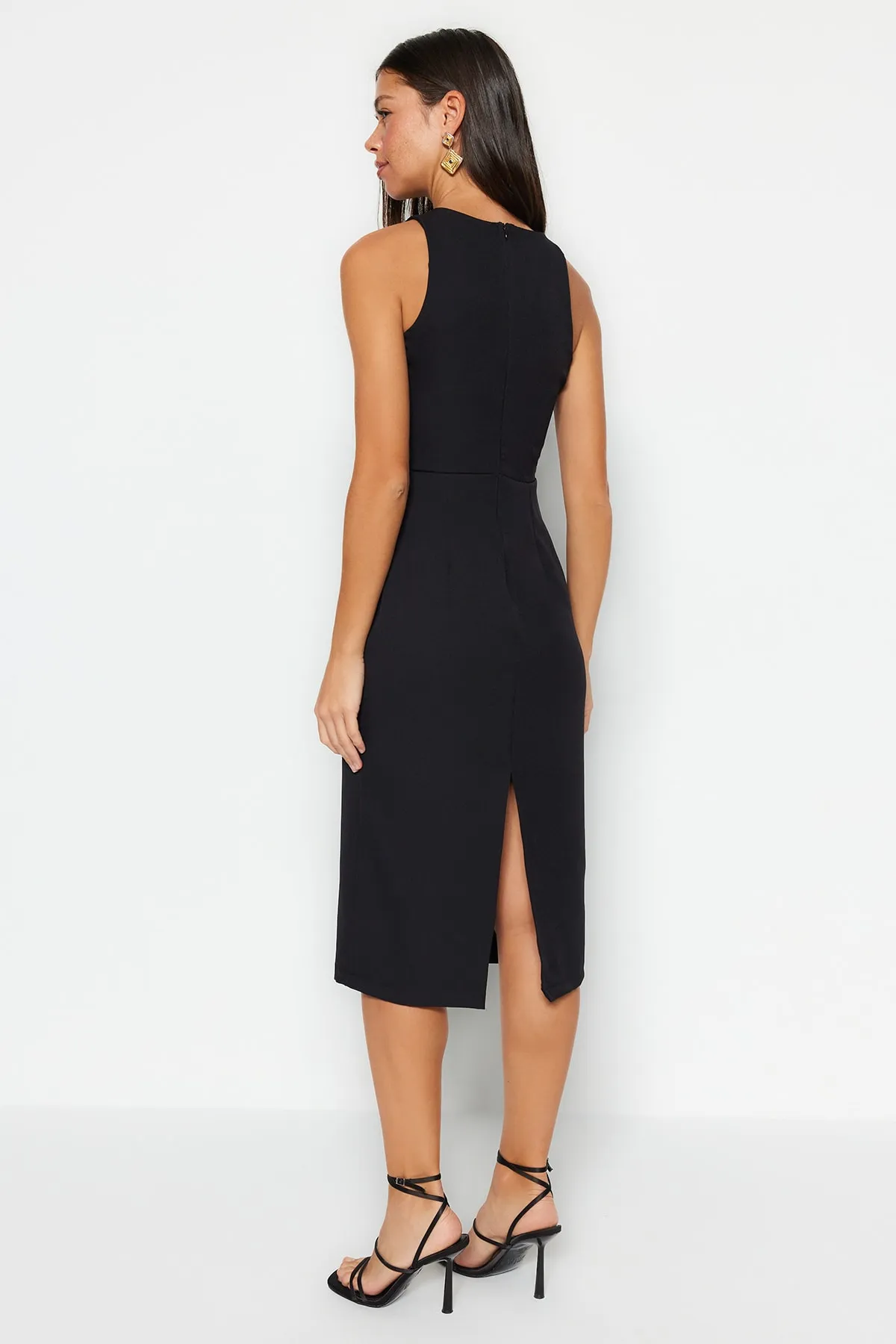 Trendyol Collection  Schwarzes Accessoire-detailliertes/tailliertes Midi-Webkleid TWOSS23EL02115
