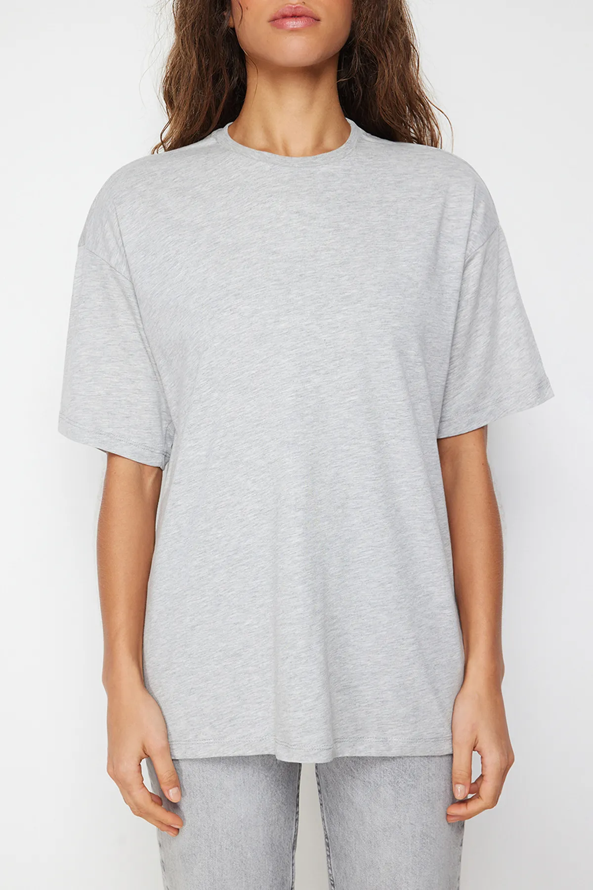 Trendyol Collection  Grau meliertes Boyfriend-T-Shirt mit Rundhalsausschnitt – 100 % Baumwolle, weite Passform TWOSS20TS0134