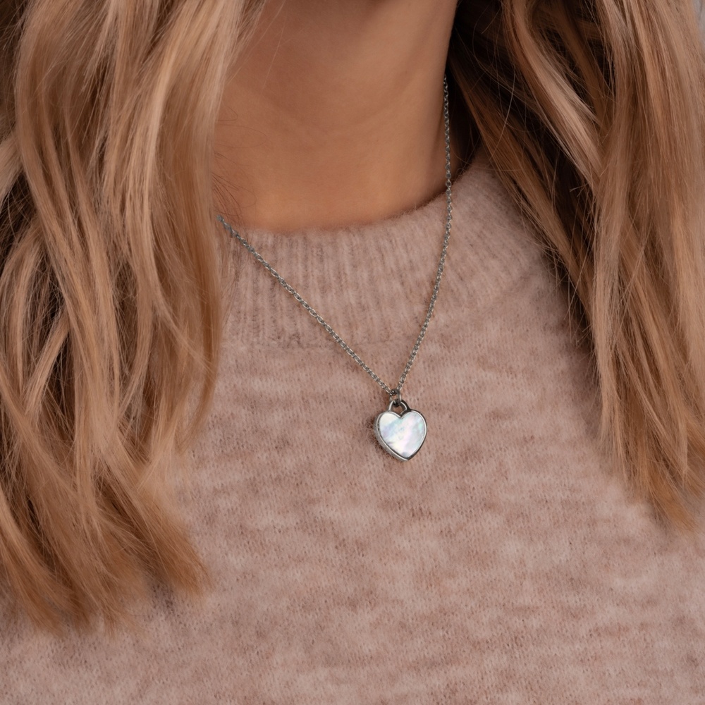 EASTSIDE Collier en acier inoxydé Coeur Acier inoxydable Nacre en Argent collier