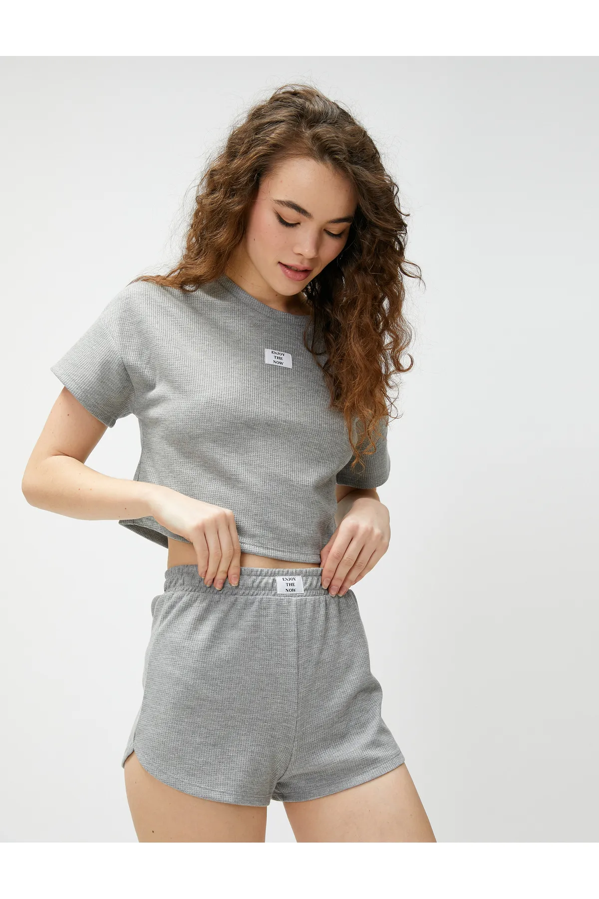 Koton  Kurzarm-Pyjamaoberteil aus Modal mit Rundhalsausschnitt und detaillierten Etiketten