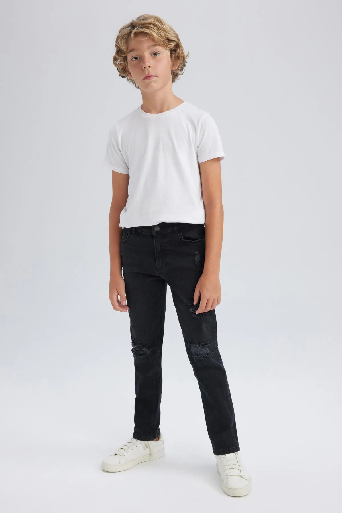 DeFacto  Jeanshose für Jungen mit schmaler Passform, zerrissenem, detailliertem Skinny-Leg-Jeans A5550a823au