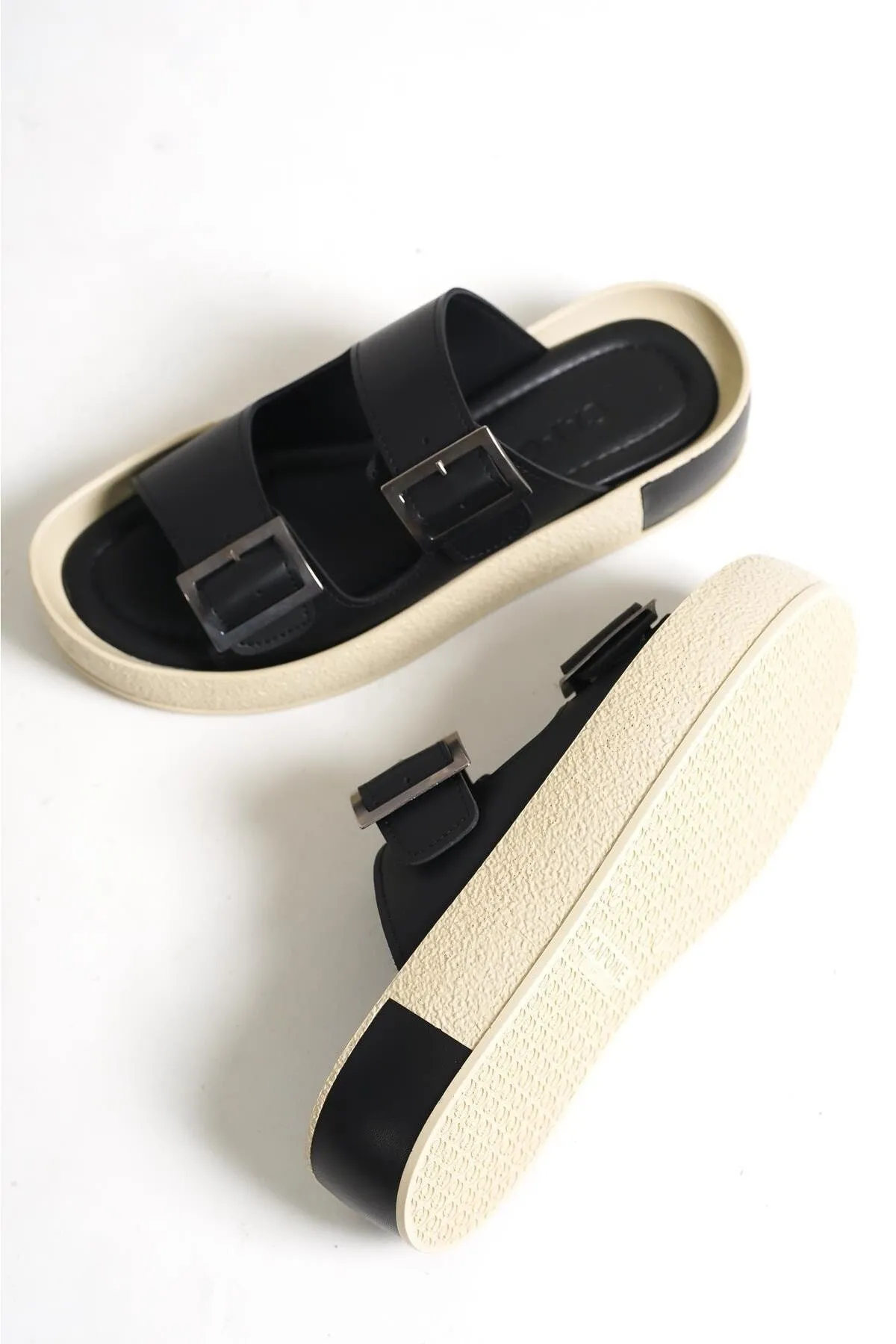 Capone Outfitters  Capone Damen-Hausschuhe mit doppelter Gürtelschnalle und farbenfrohem, detailliertem Keilabsatz in Schwarz
