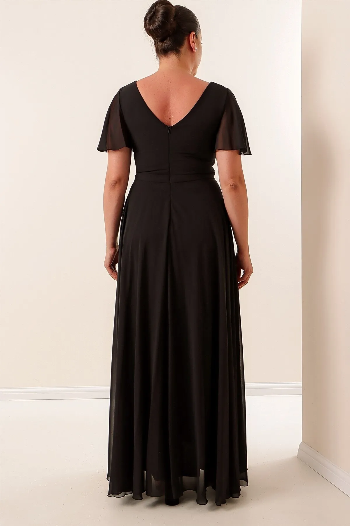 By Saygı  Langes Plus Size Chiffonkleid mit perlenbesticktem Futter auf der Vorderseite Weite Größenabstände Pflaume