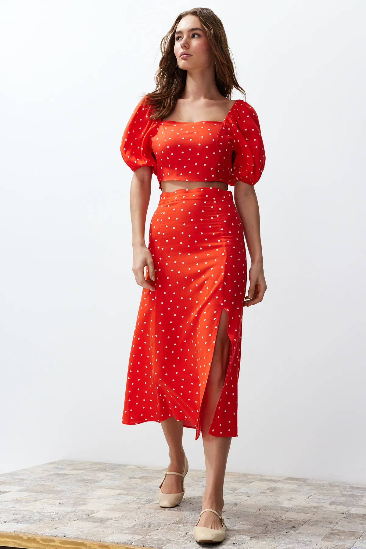 Trendyol Collection  Midi-Set aus Viskosegewebe mit gepunktetem Unterteil und Oberteil mit Fliesenschlitz TWOSS20AU0097
