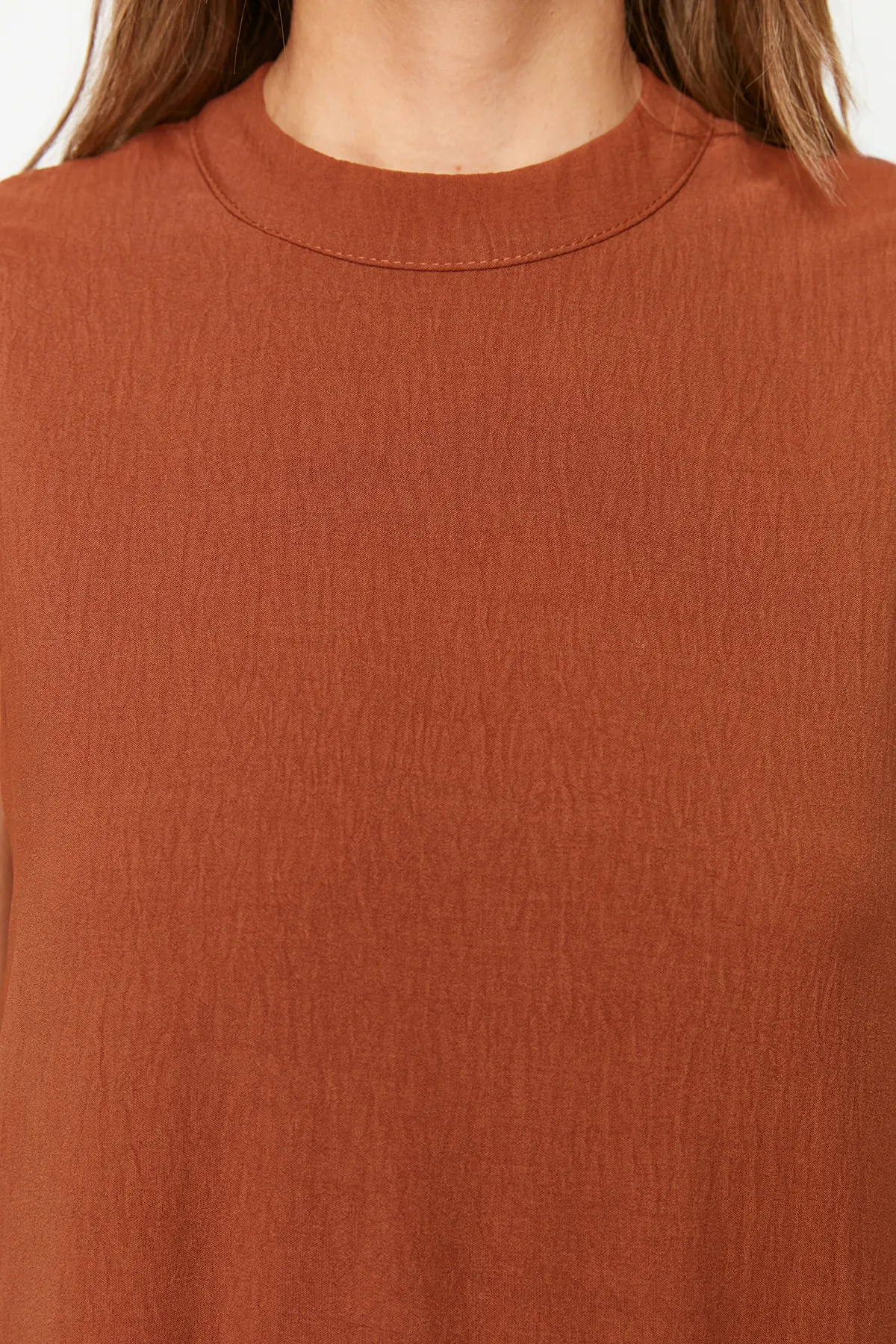 Trendyol Collection  Braunes, gerade geschnittenes, gewebtes Midikleid mit Stehkragen TWOSS20EL1864