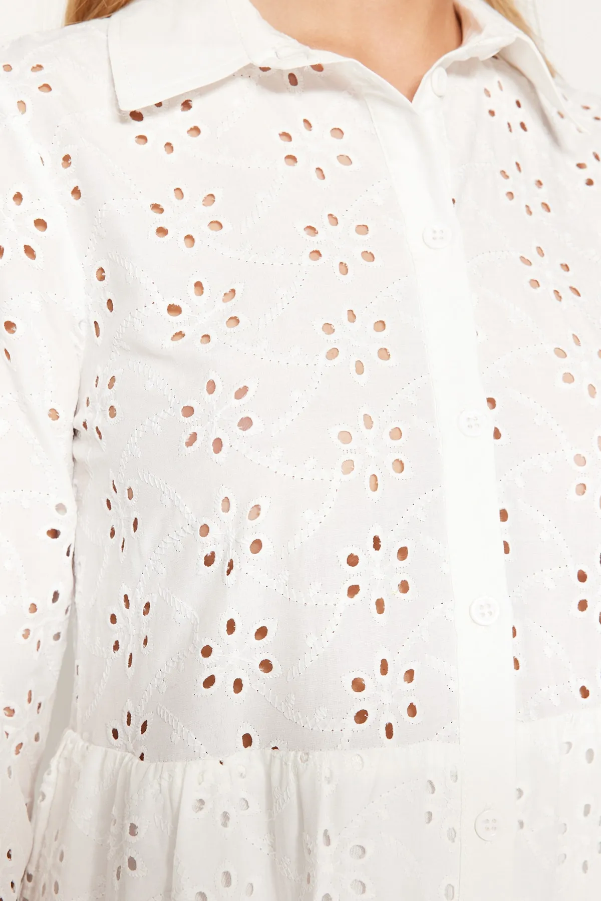 Trendyol Collection  Ecru Midi-Hemd mit gewebter Stickerei, gewebtes Kleid TWOSS23EL01024