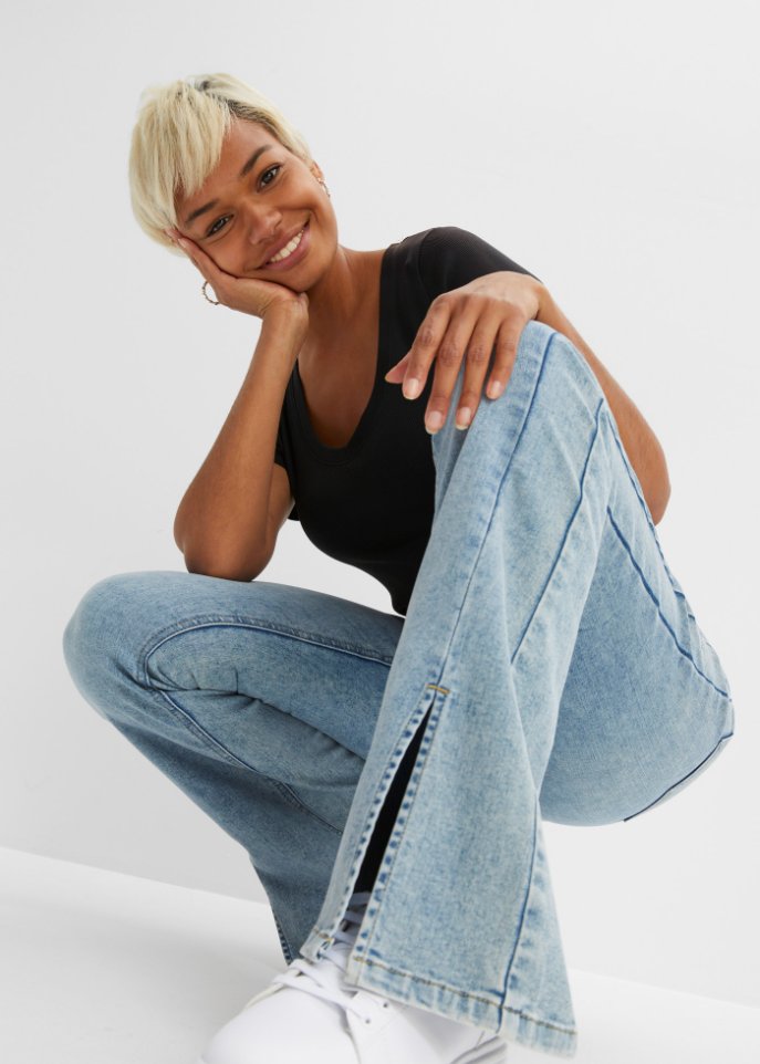 Schlagjeans mit Schlitzdetail