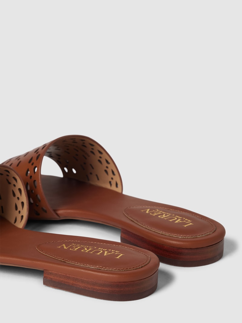 Slides mit Label-Detail Modell 'ANDEE' in cognac