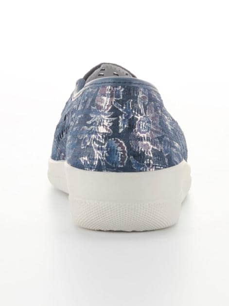 Slipper mit sommerlichen Durchbrüchen