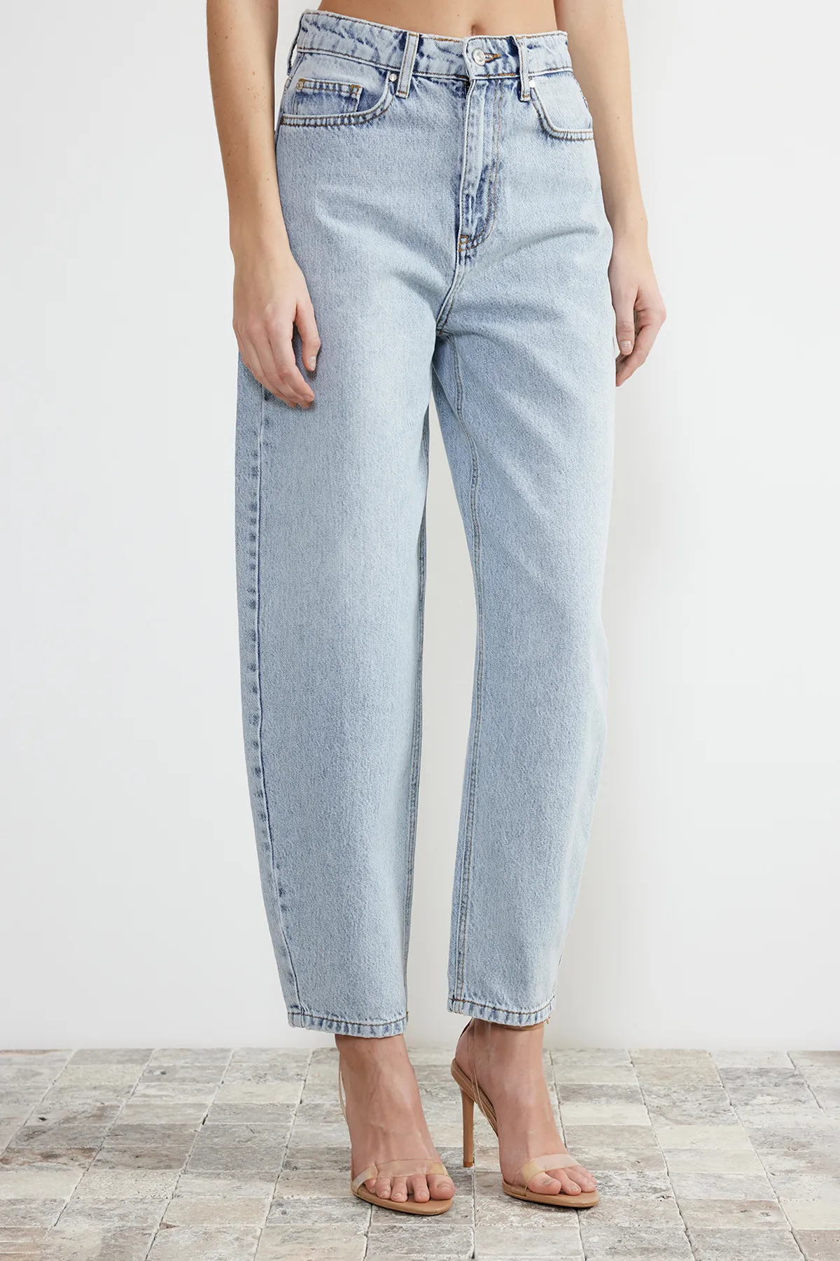 Trendyol Collection  Hellblaue Barrel-Jeans mit hoher Taille TWOSS24JE00113