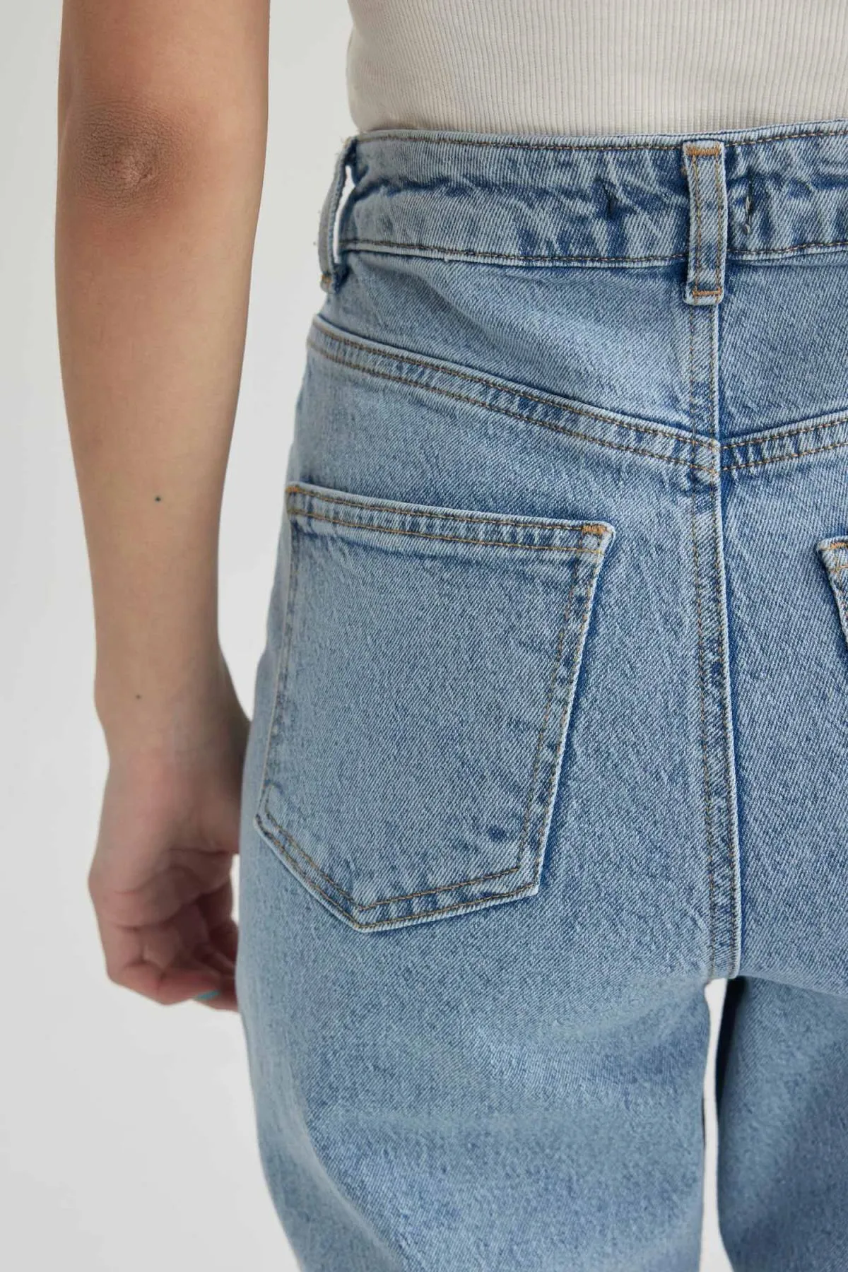 DeFacto  Mary Vintage Straight Fit Jeanshose mit zerrissenen Details, hoher Taille und Bündchen in Knöchellänge