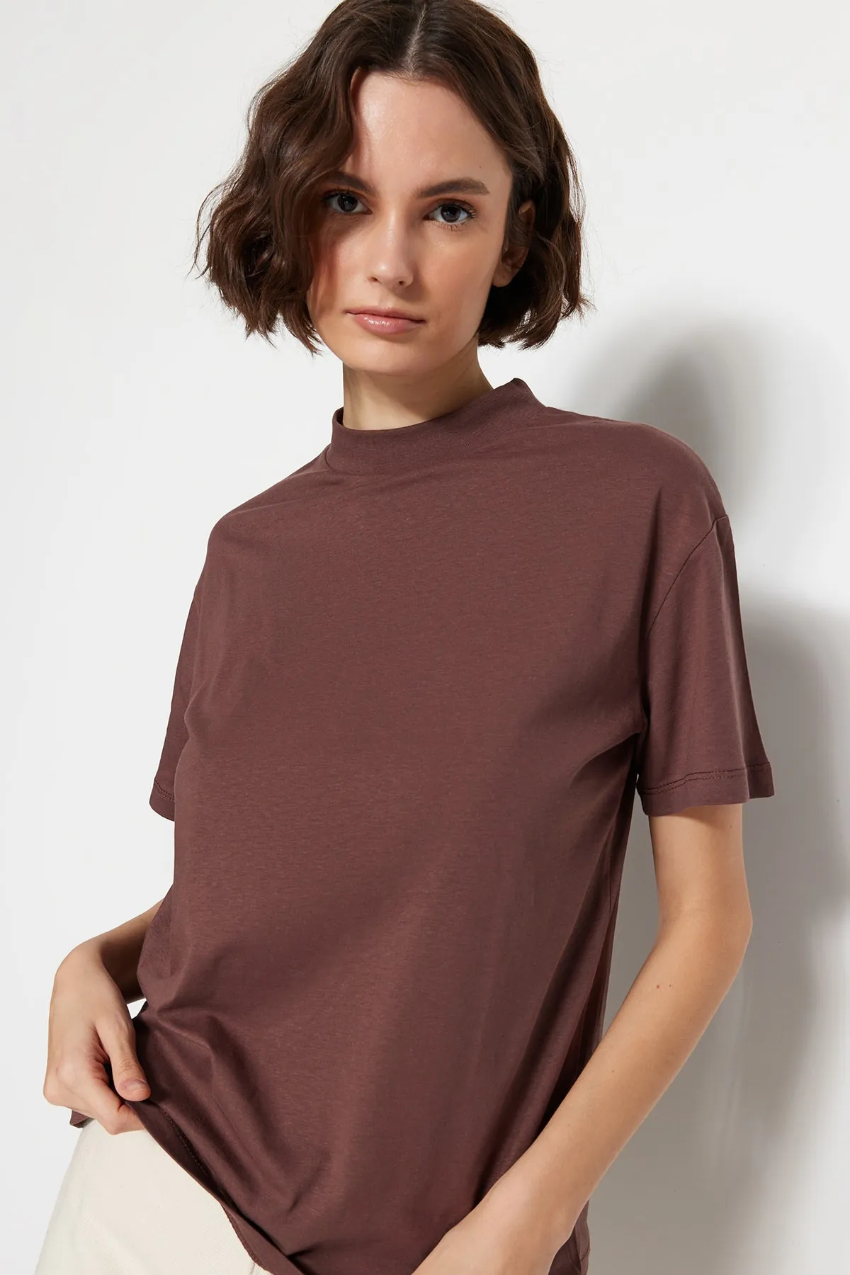 Trendyol Collection  Braun-Beige 2er-Pack Basic-Strick-T-Shirts mit Stehkragen aus 100 % Baumwolle TWOSS20TS1500
