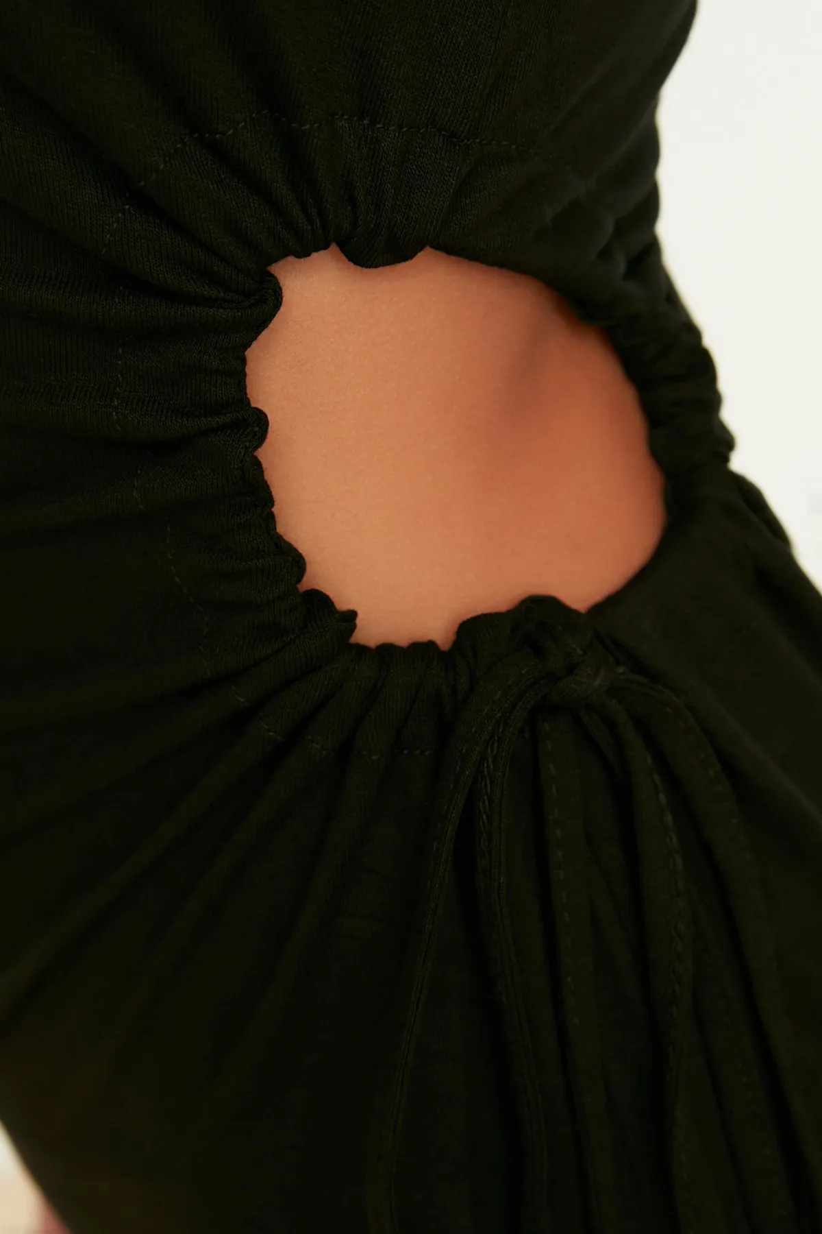 Trendyol Collection  Schwarzes, figurbetontes, gestricktes Maxi-Strandkleid mit Ausschnitten und Fenstern TBESS22EL0023