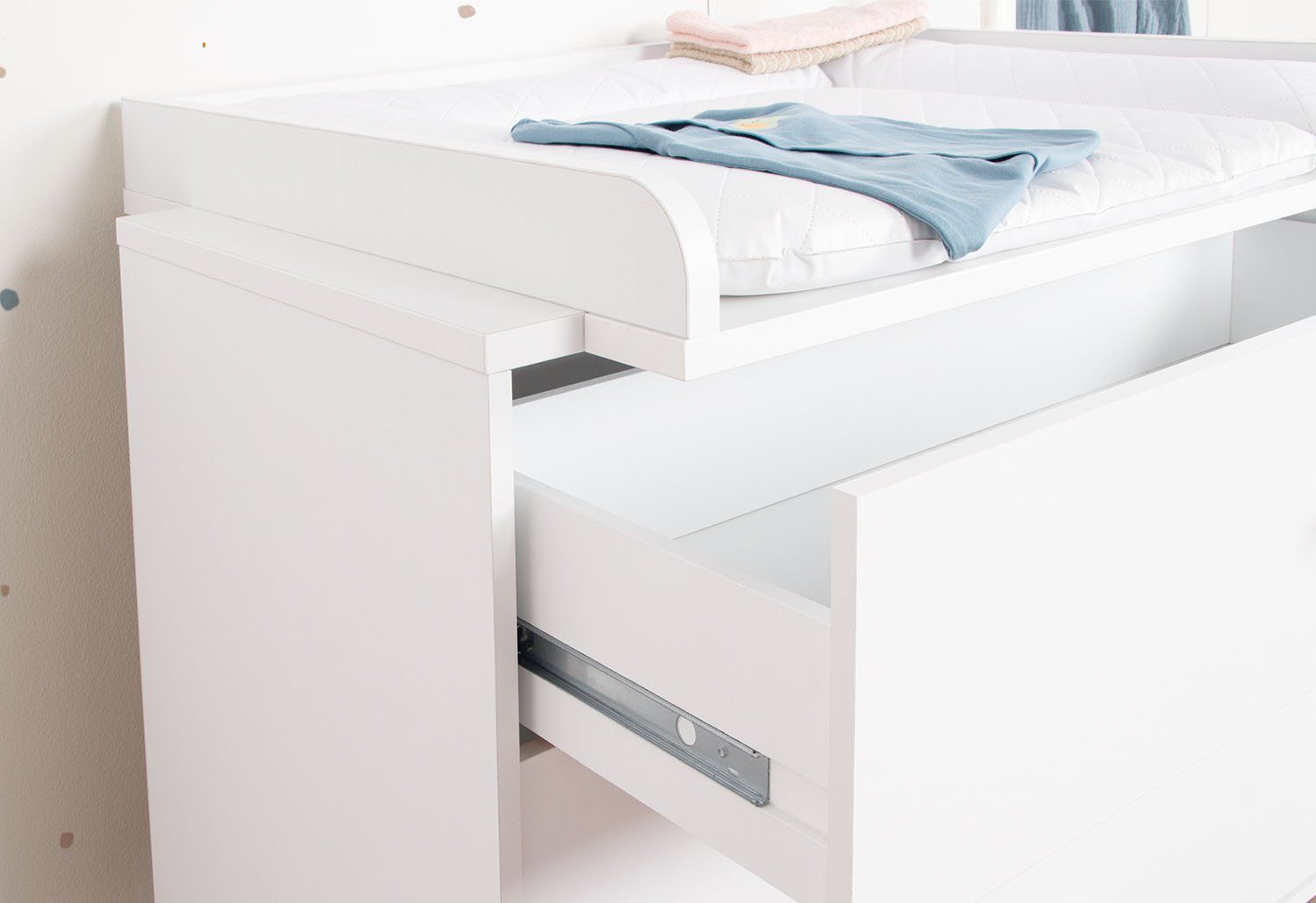 Pinolino® Babyzimmer-Komplettset Jarle breit groß, (Set, 3-St., Gitterbett, Wickelkommode, Kleiderschrank), zum Juniorzimmer umbaubar