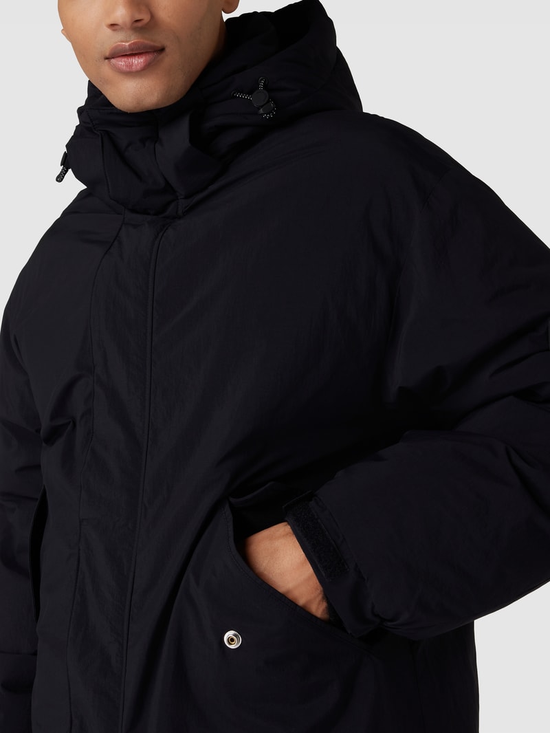 Daunenmantel mit Label-Patch in schwarz