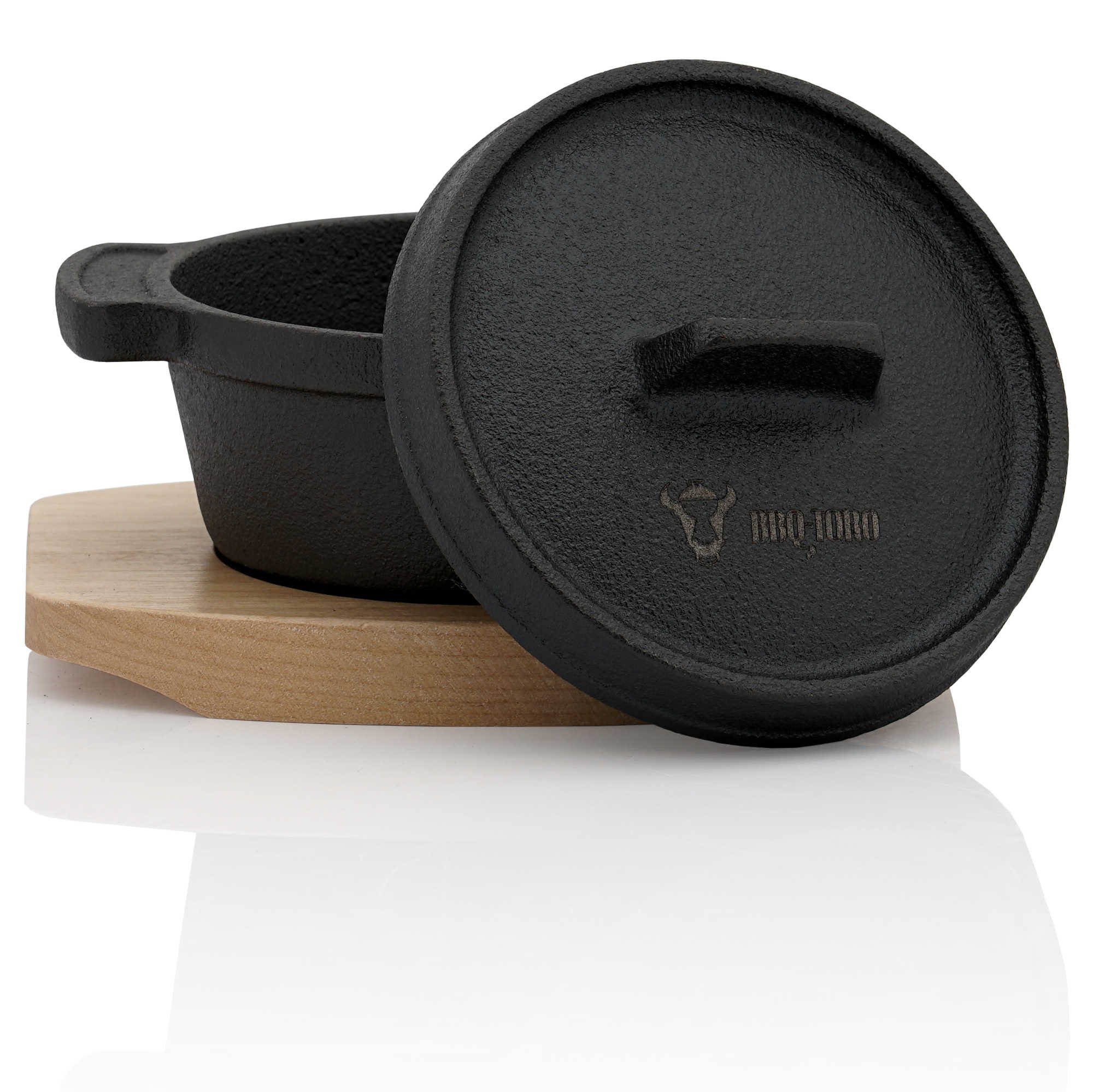BBQ-Toro Serviertopf Mini Dutch Oven (4 Stück), Ø 11 cm, Gusseisen Topf mit Holzunterlage, Gusseisen (Set)