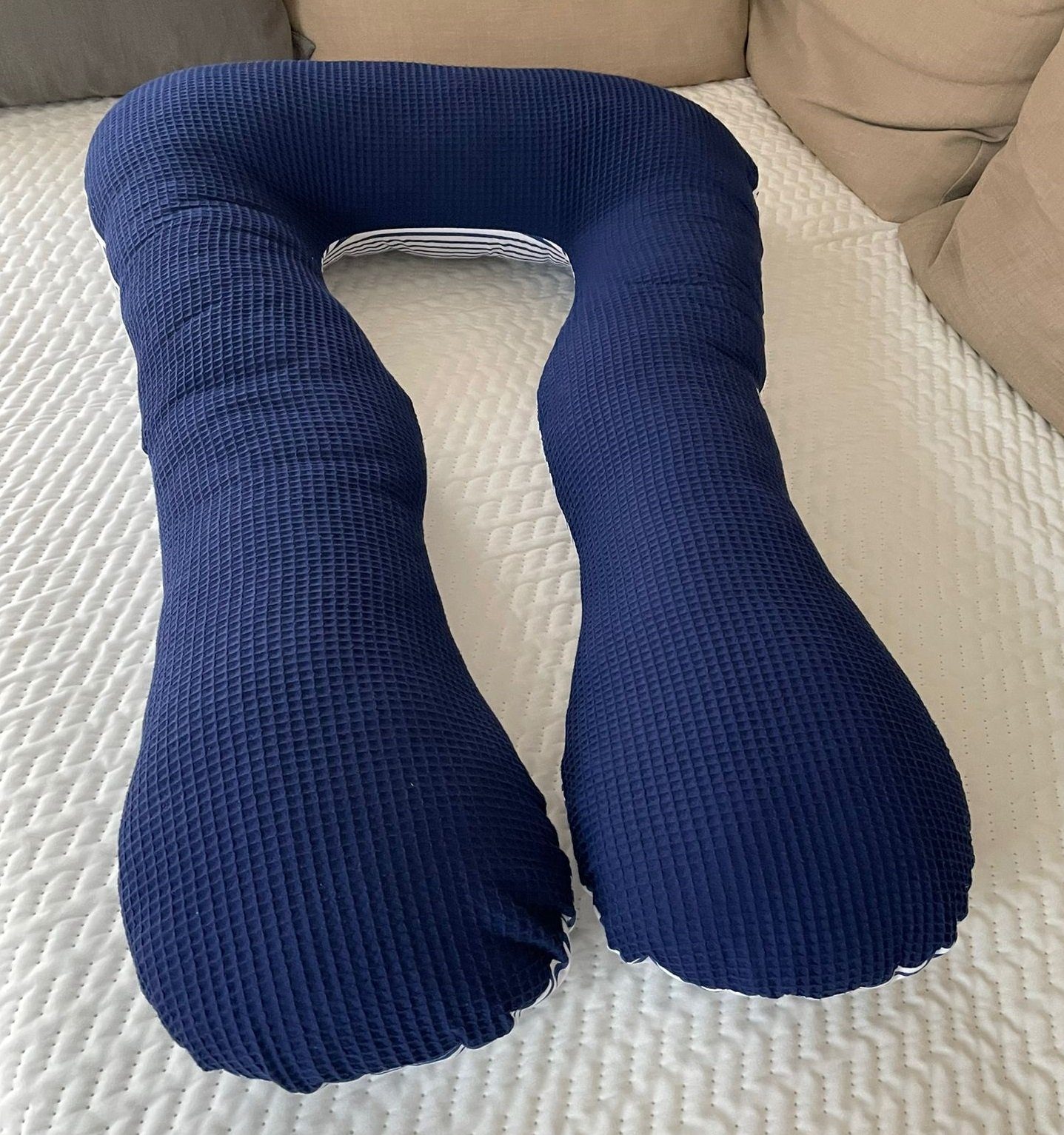 Loolay Stillkissen Schwangerschaftskissen Seitenschläferkissen Stillkissen TYP A 330cm, Attmungsaktive WAFFELPIQUE + GLATT Baumwolle XXXL Lagerungkissen; MUSTER: Waffel DUNKELBLAU/ Blau-Weiß Streifen, LOOLAY® Stillkissen + Bezug, 100% Europäische Sto