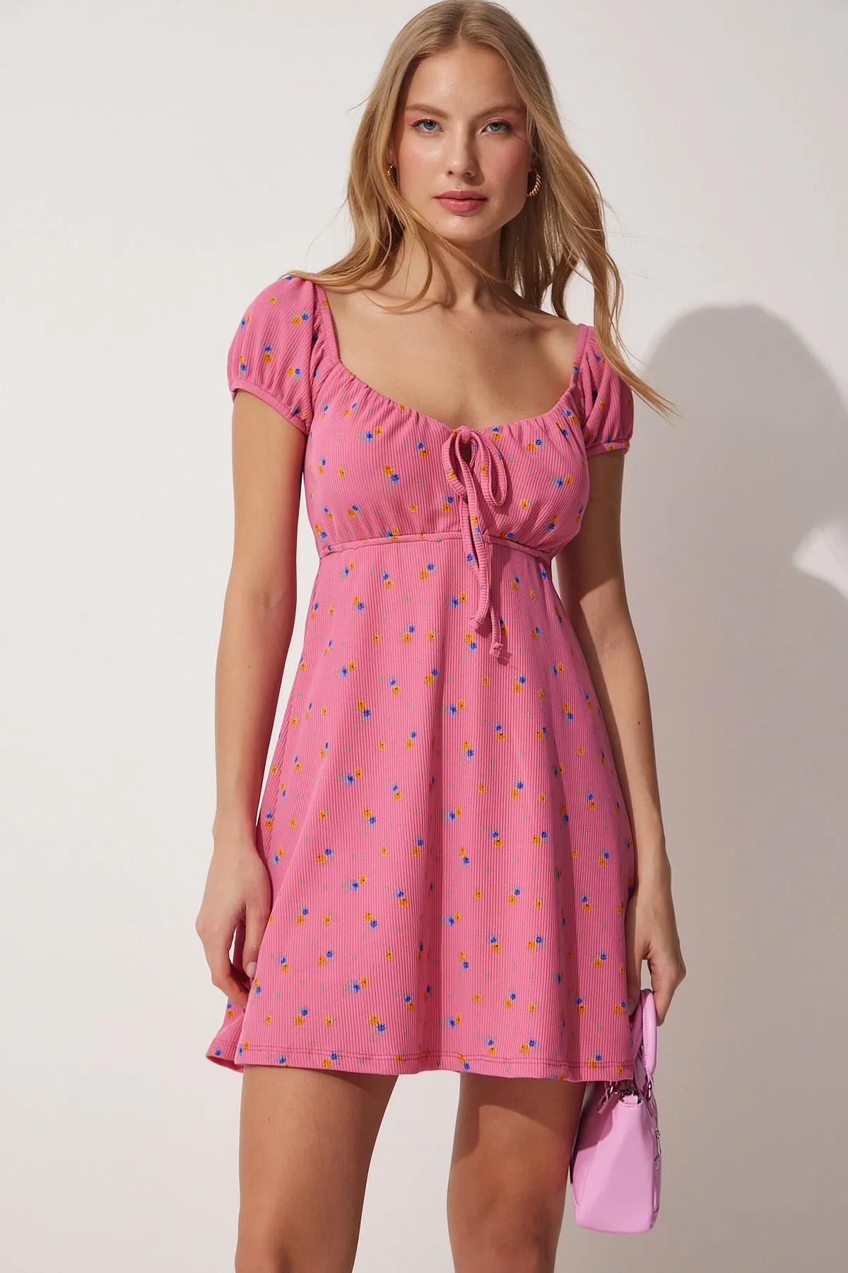 Happiness İstanbul  Geblümtes Sommer-Mini-Strickkleid mit Carmenkragen
