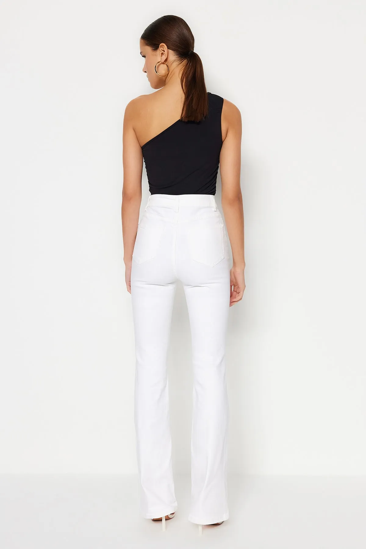 Trendyol Collection  Weiße Schlagjeans mit hoher Taille TWOSS23JE00203