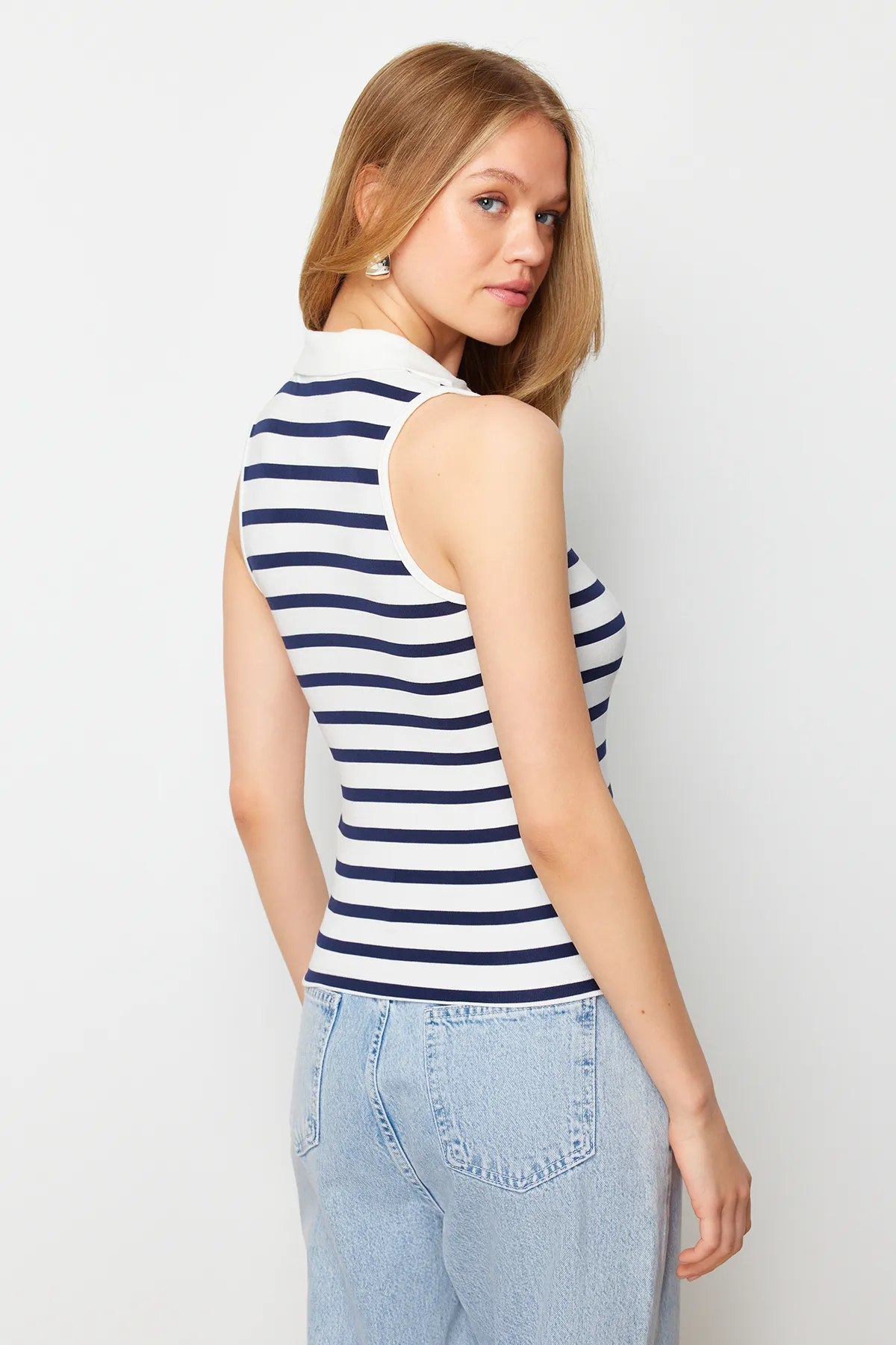 Trendyol Collection  Navy Blue*001 Figurbetonte/figurbetonte Stretch-Strickbluse mit Polokragen TWOSS24BZ00517