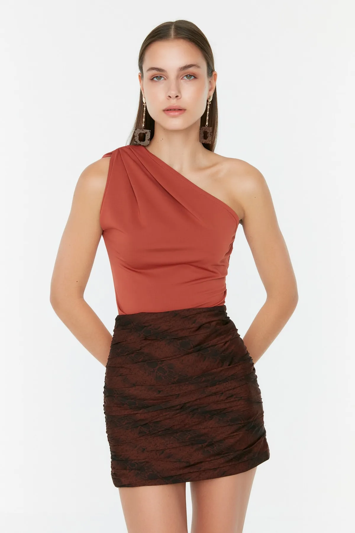 Trendyol Collection  Zimtfarbener, asymmetrischer Kragen, flexibler Strickbody mit Druckknöpfen von unten TWOSS22BD00014