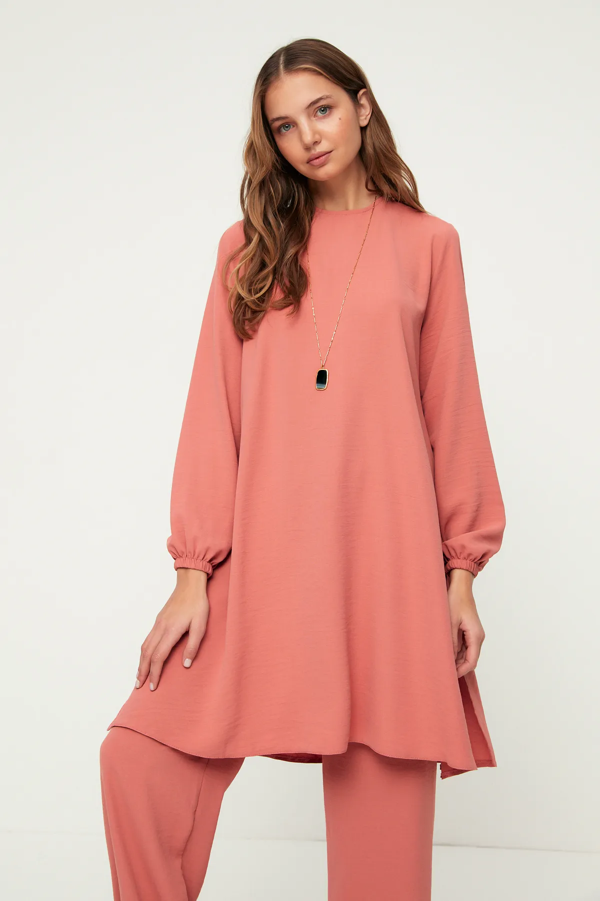 Trendyol Modest  Gewebtes Aerobin-Tunika-Hosen-Set mit elastischen Ärmeln und weitem Bein von Dried Rose TCTSS22US0023