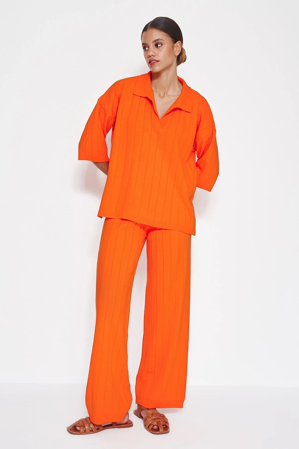 Trendyol Collection  Orangefarbenes Basic-Set aus Oberteil und Unterteil aus Strick TWOSS23AU00029