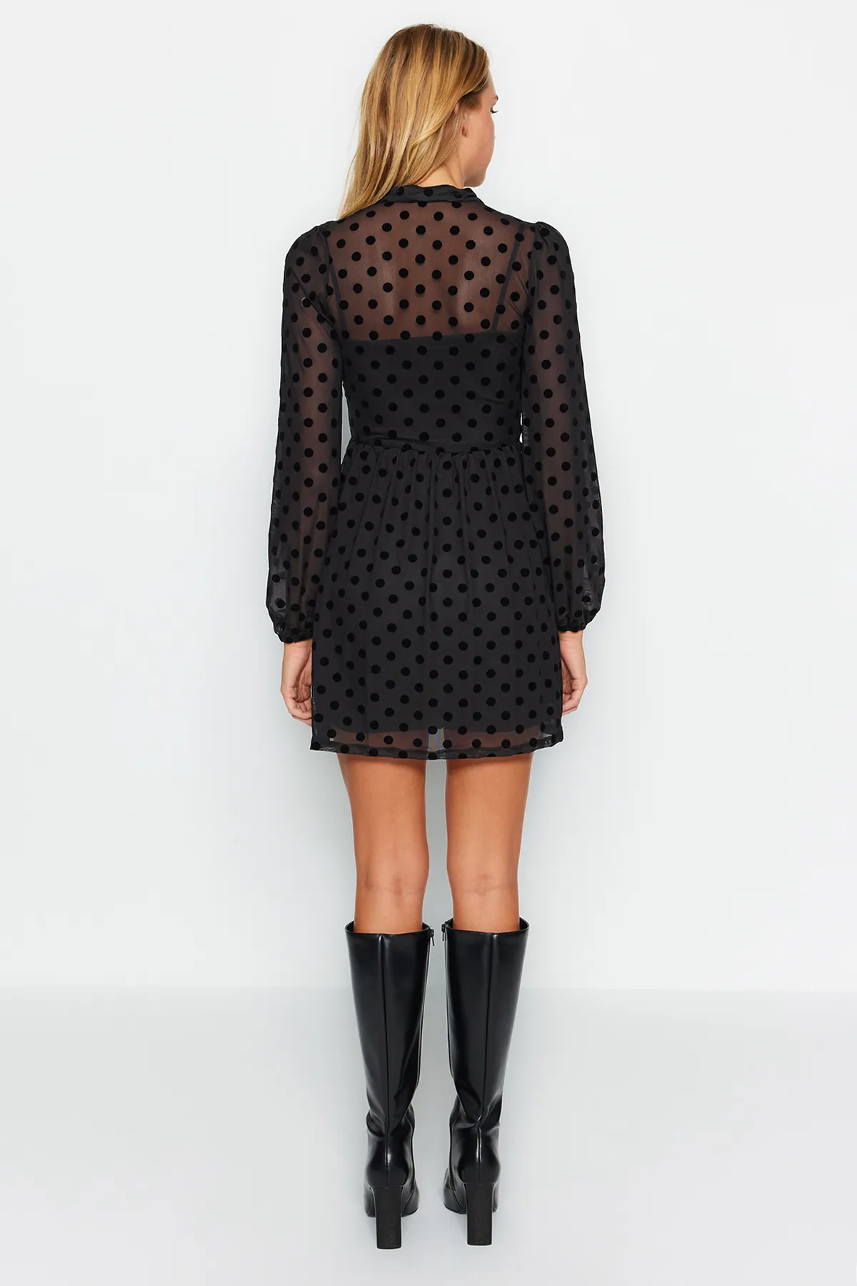 Trendyol Collection  Schwarzes gepunktetes Skater-Mini-Strickkleid mit langen Ärmeln und gefüttertem Tüll TWOAW24EL00743