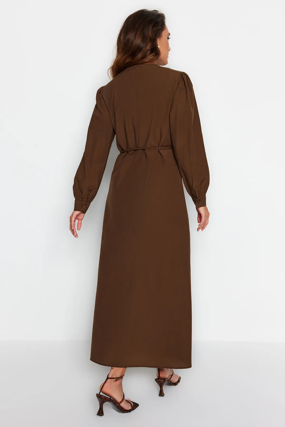 Trendyol Modest  Braunes Kleid aus gewebter Baumwolle mit Schlitz und Gürtel vorne TCTSS23EB00360
