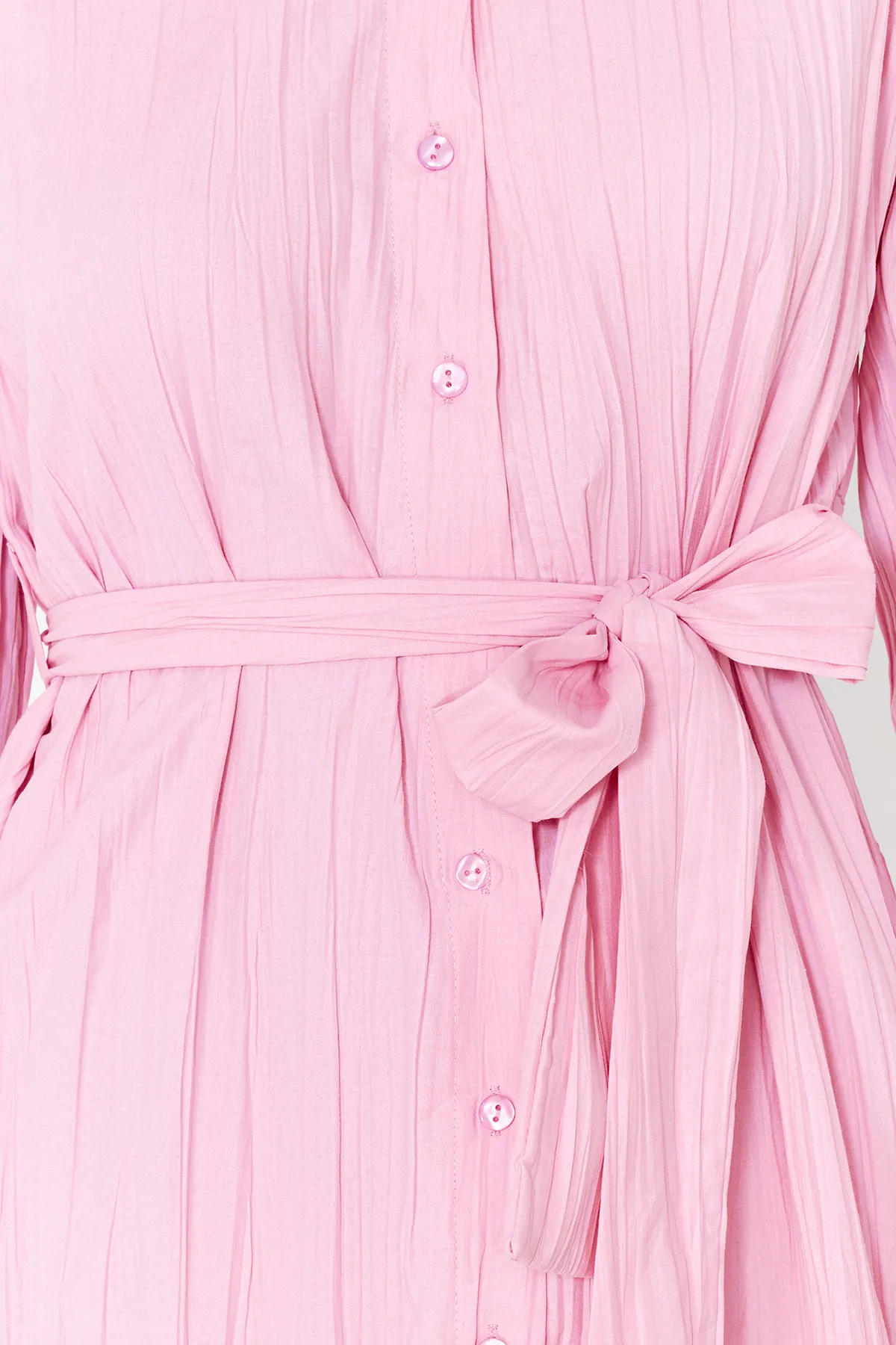Trendyol Collection  Rosa Minikleid aus strukturiertem Hemdgewebe mit Gürtel TWOSS24EL00316
