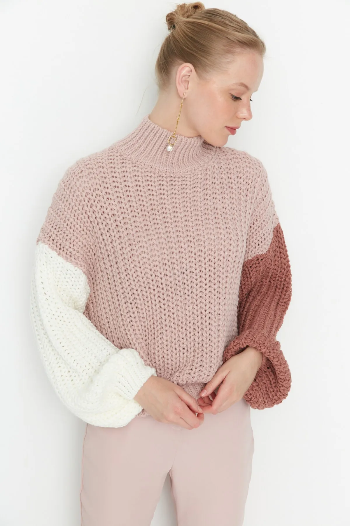Trendyol Collection  Puderfarbener, weich strukturierter Strickpullover mit Farbblockdesign und weiter Passform TWOAW21KZ0271