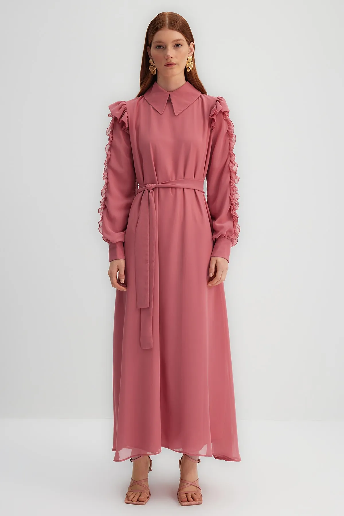 Trendyol Modest  X Kevser Sarıoglu Abendkleid aus Chiffon mit Rüschen und Kragen aus getrockneten Rosen TCLSS23DB00000