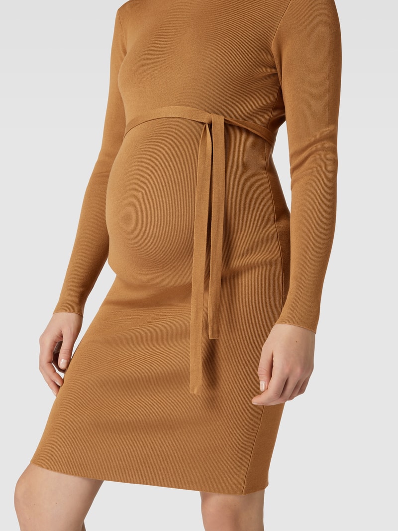 Umstands-Strickkleid mit Rollkragen in hellbraun