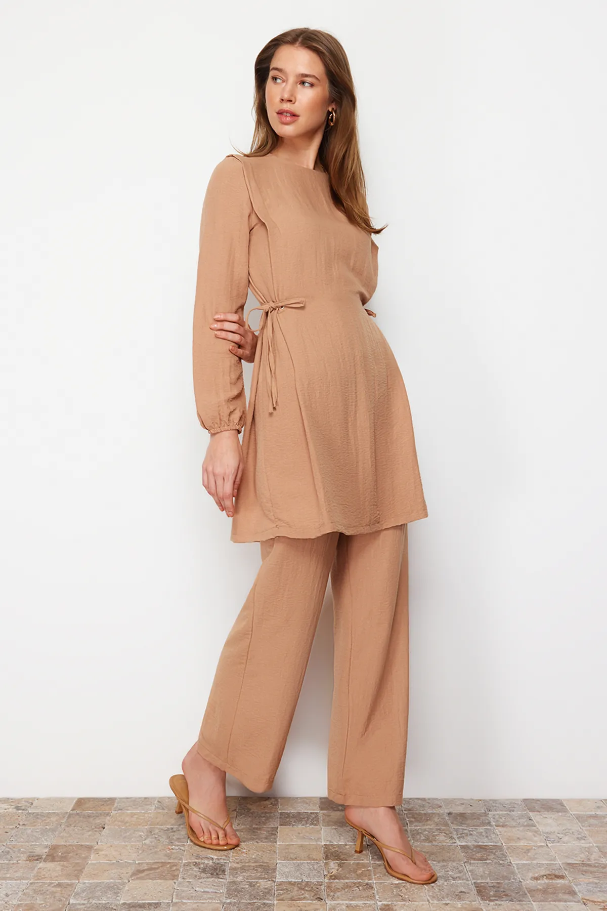 Trendyol Modest  Kamelfarbenes Aerobin Tunika-Hosen-Set mit Ösenbindung TCTAW22US0092
