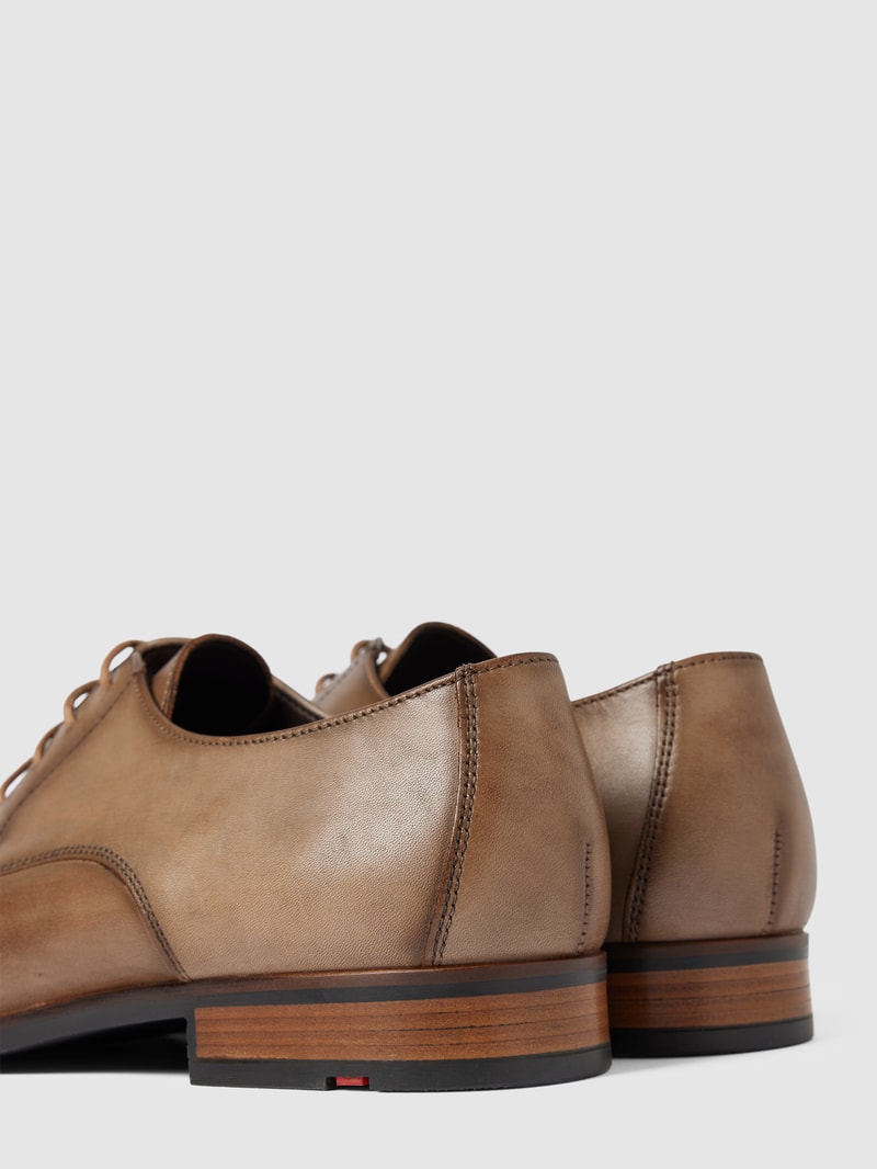 Lederschuhe mit Schnürverschluss in beige