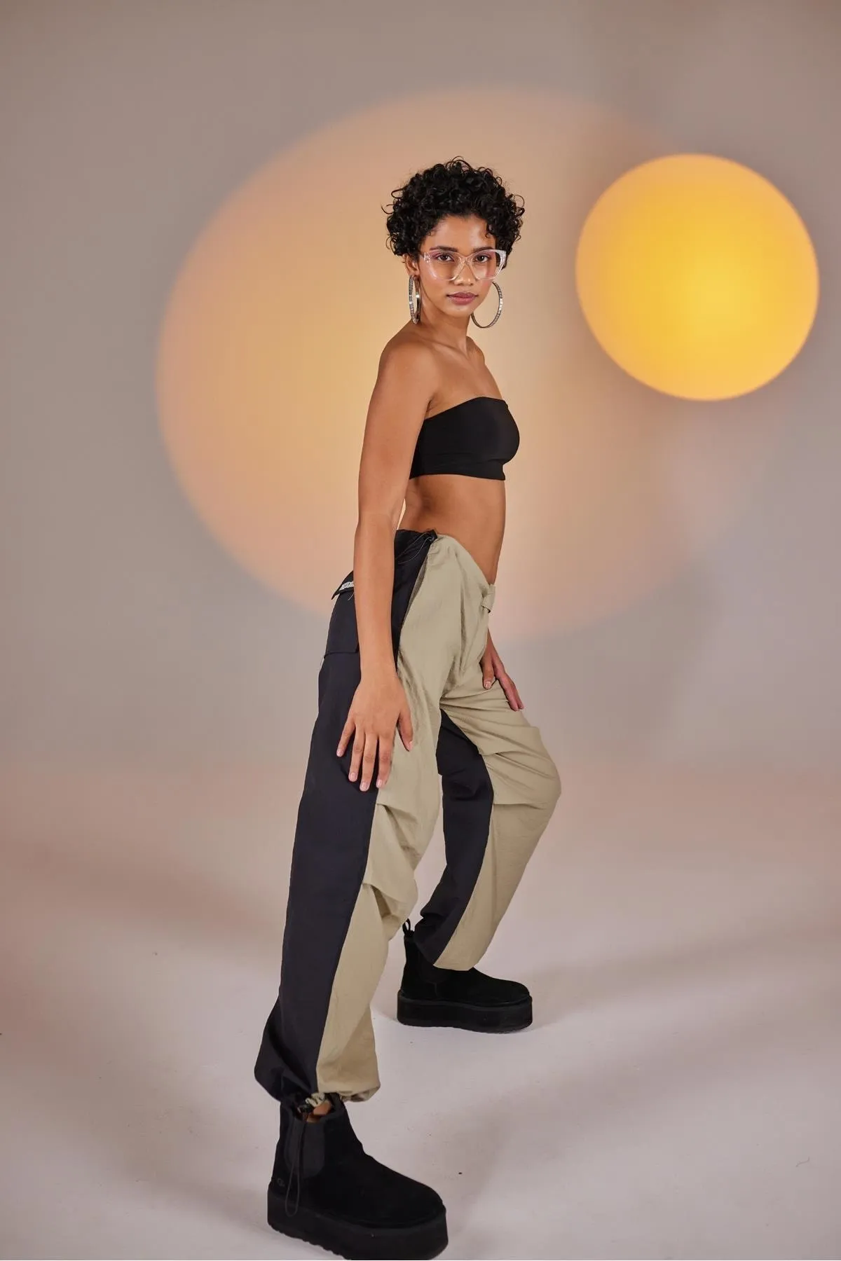 HOLLY LOLLY  Zweifarbige zweifarbige Fallschirmhose mit verstellbarem elastischem Bund und Beinen in Beige