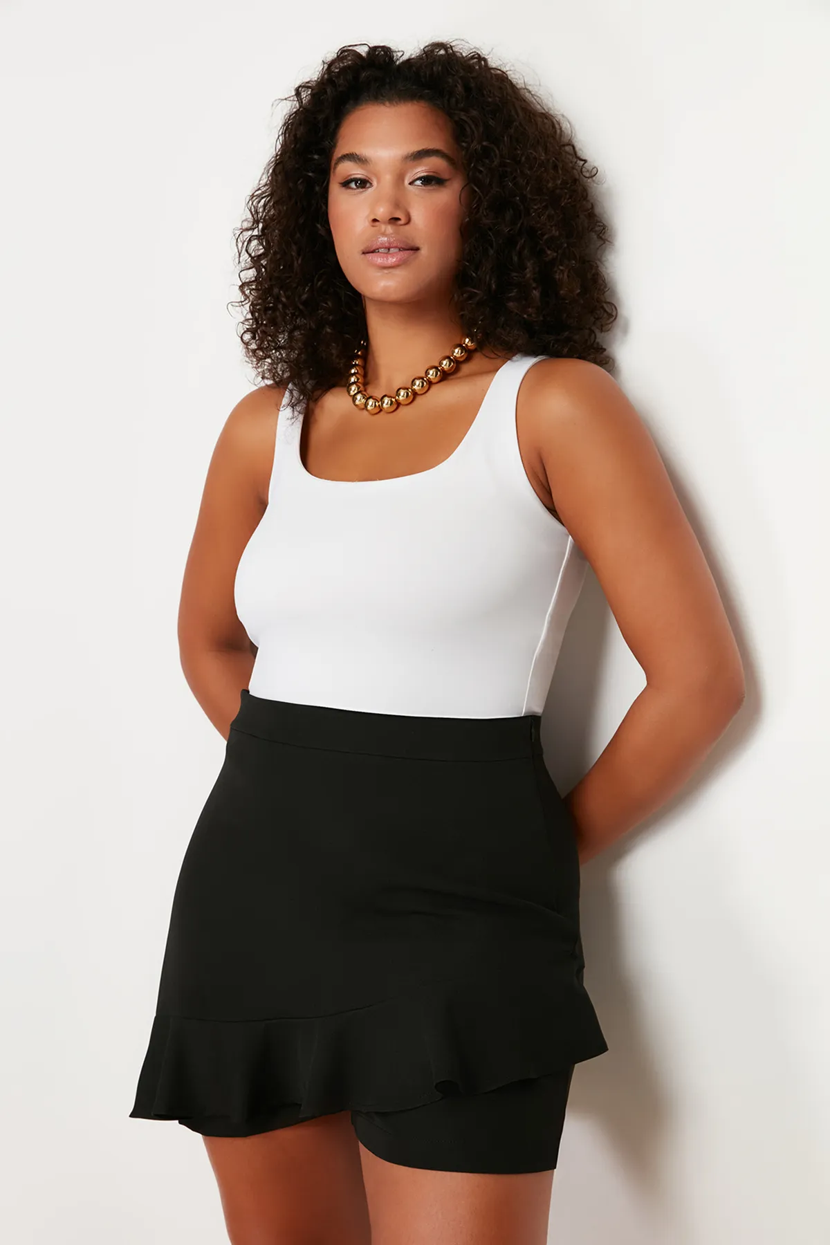 Trendyol Curve  Schwarzer Shorts-Rock mit hoher Taille und weitem Bein TBBSS24AP00018