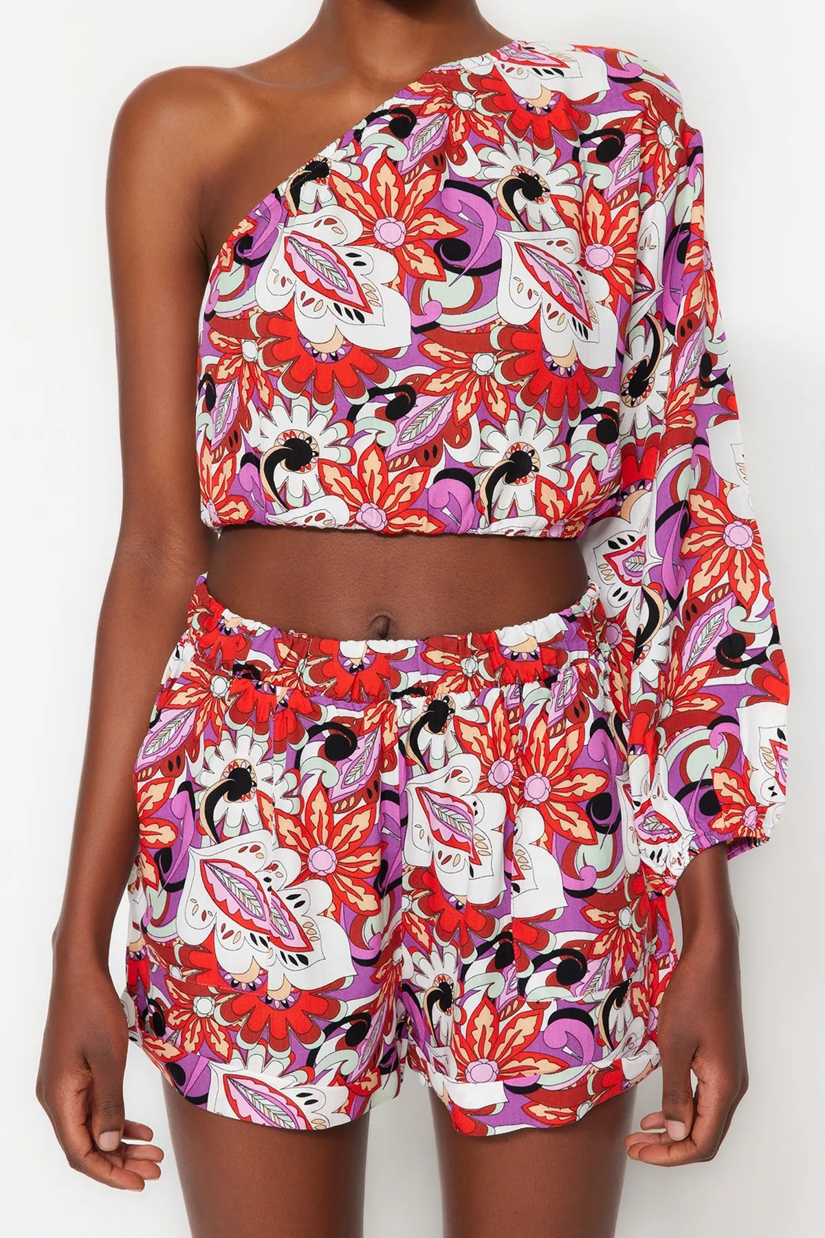 Trendyol Collection  Gewebtes One-Shoulder-Bluse-Shorts-Set mit Blumendruck TBESS21AU0077