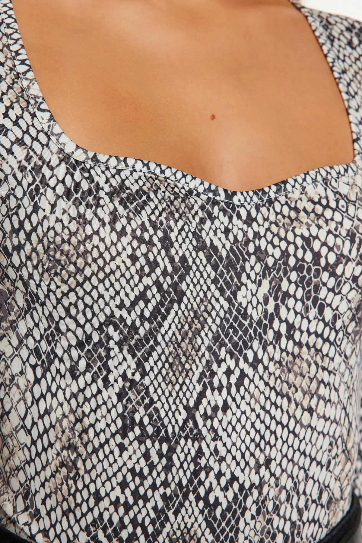 Trendyol Collection  Mehrfarbig bedruckter Strick-Body mit Herzkragen und Druckknopfverschluss TWOAW24BD00052