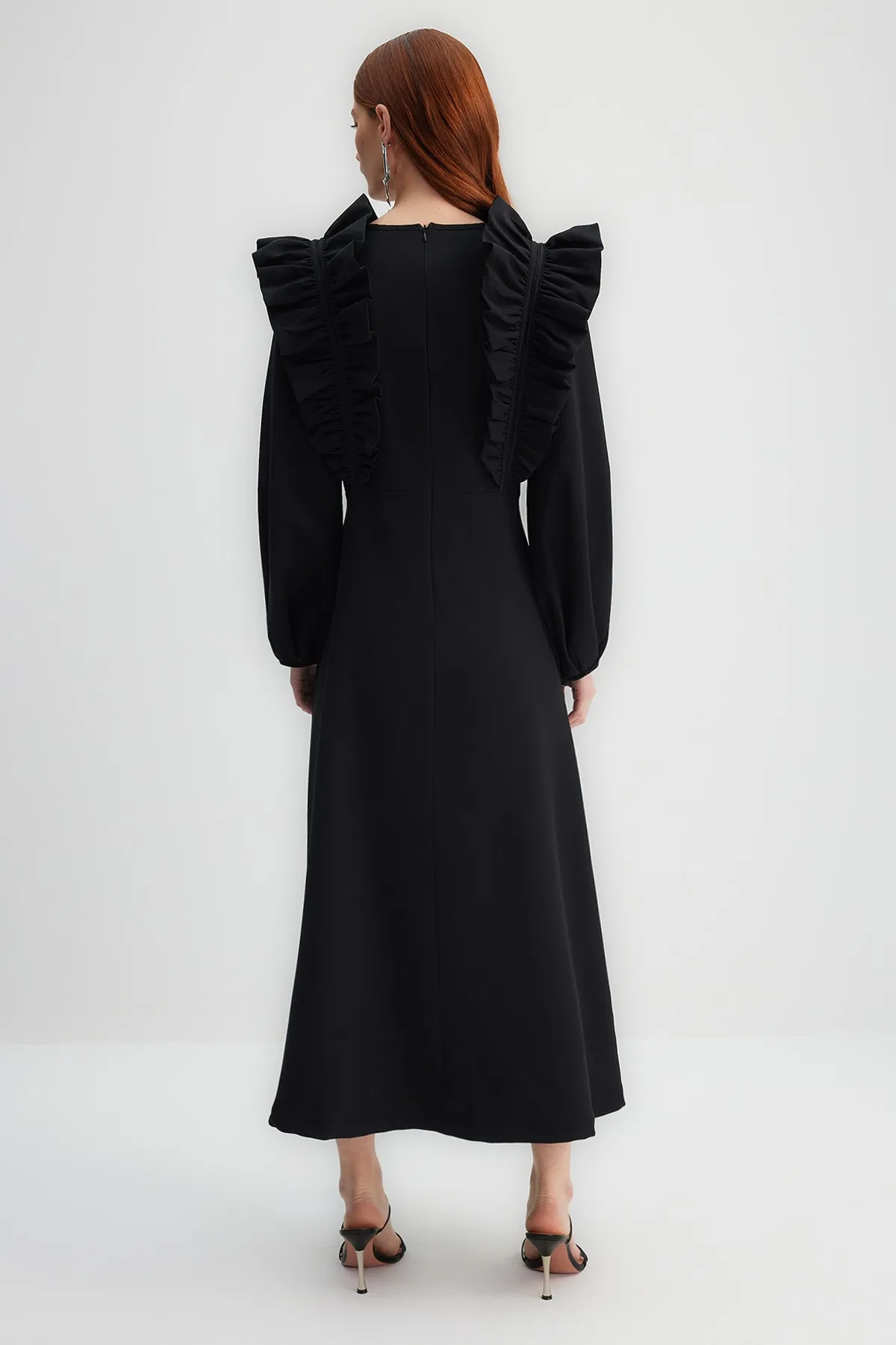 Trendyol Modest  X Kevser Sarıoglu Schwarzes Abendkleid mit Rüschendetails und Schultern TCLSS23DB00008