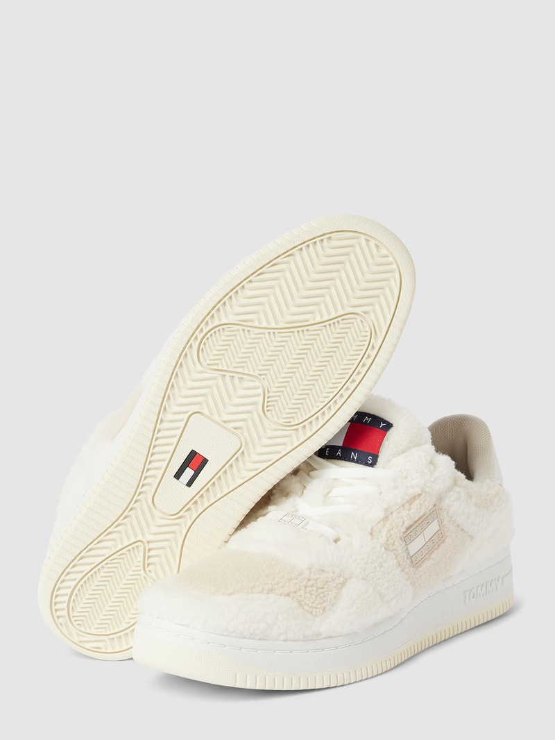 Sneaker mit Teddyfell-Besatz in weiß