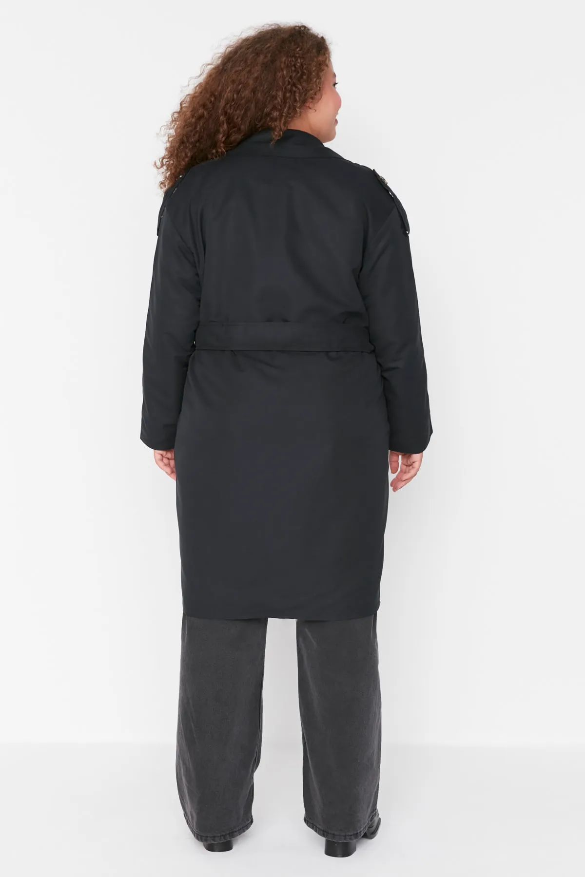 Trendyol Curve  Schwarzer Trenchcoat mit Schulterklappen und detailliertem Jackenkragen und Gürtel und weitem Schnitt TBBAW23BM00001