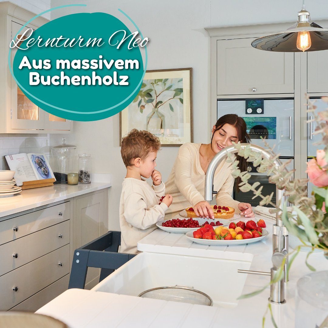 Alavya Home® Stehhilfe NEO I Bestseller mit Bewertung, Lernturm Montessori Küchenhelfer Ständer, Verstellbare Kleinkind Stufen mit Sicherheitsschiene, Mehr Sicherheit bei Kindererziehung, Buchenholz von hoher Qualität in weiß, PEFC-zertifiziert I Mad