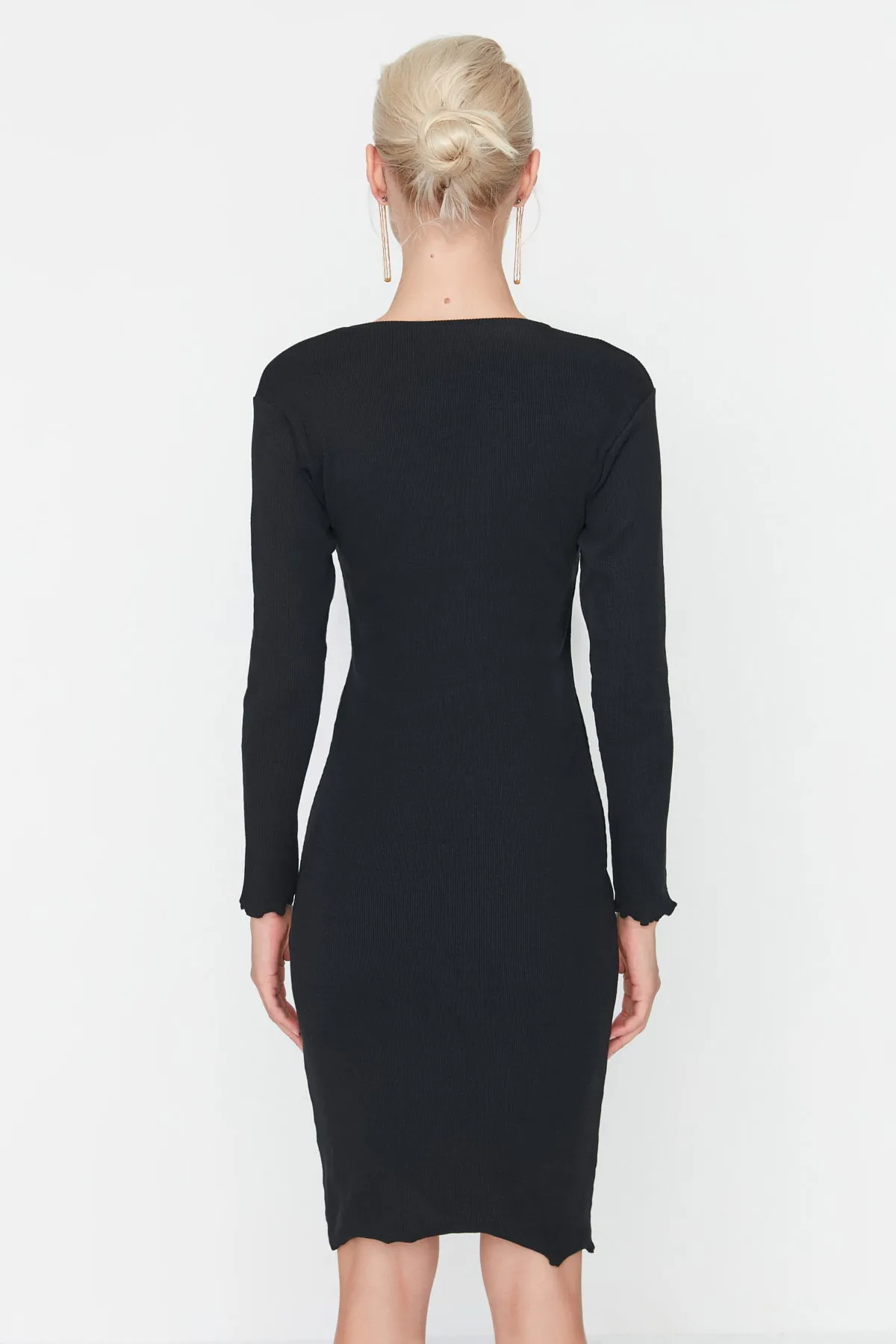 Trendyol Collection  Schwarzes Baby-Overlock-detailliertes, figurbetontes Midi-Strickkleid TWOAW23EL00050
