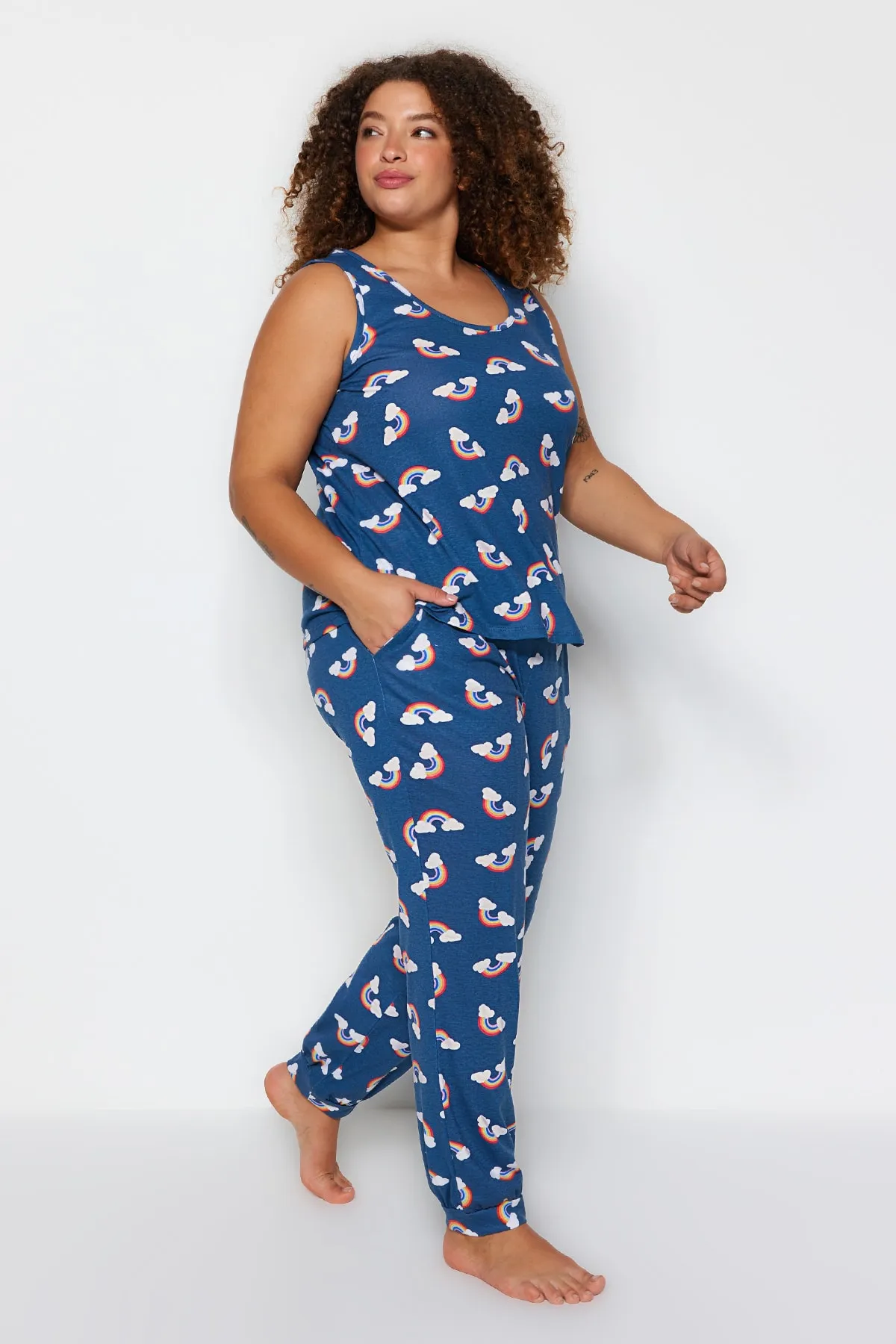 Trendyol Curve  Marineblaues Pyjama-Set aus Strick mit Regenbogenmuster TBBSS23AI00027