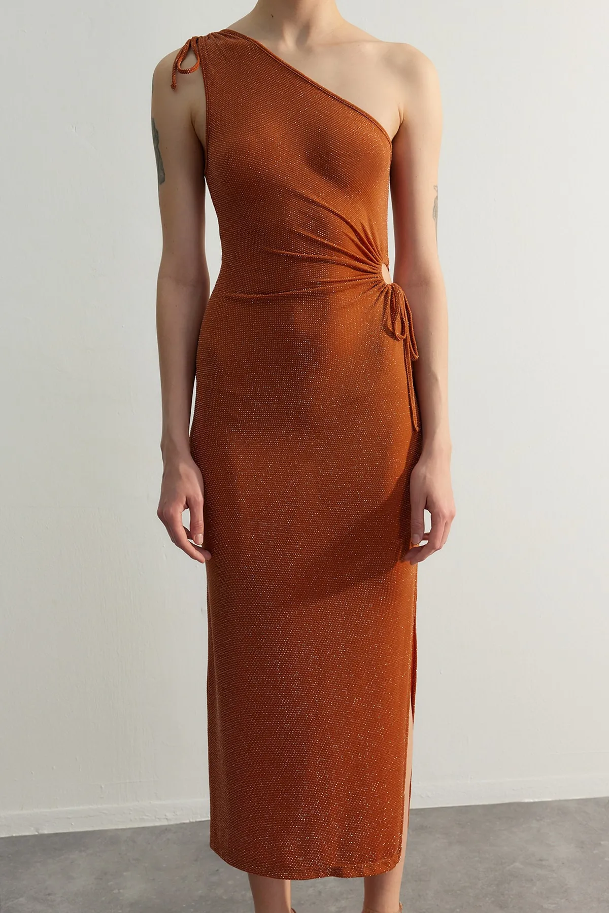Trendyol Collection  Elegantes Abendkleid mit zimtfarbenem One-Shoulder-Detail TPRSS23EL00410